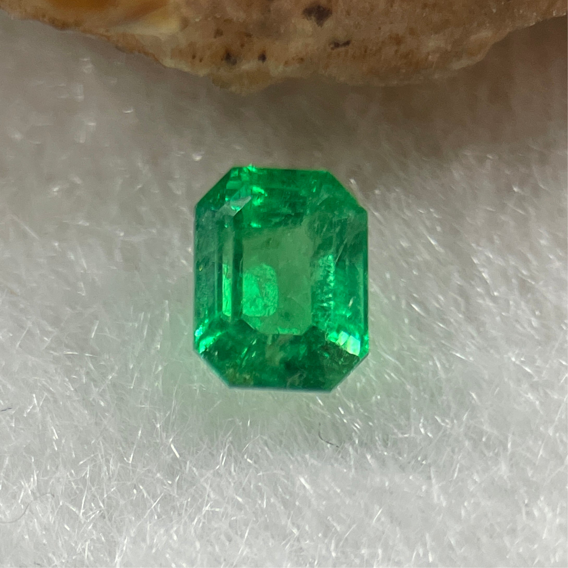 Natural Colombia Vivid Green Emerald (Beryl) Cut-Cornered Rectangular Step cut 0.47ct 4.7 by 3.7 by 3.1mm - Huangs Jadeite and Jewelry Pte Ltd