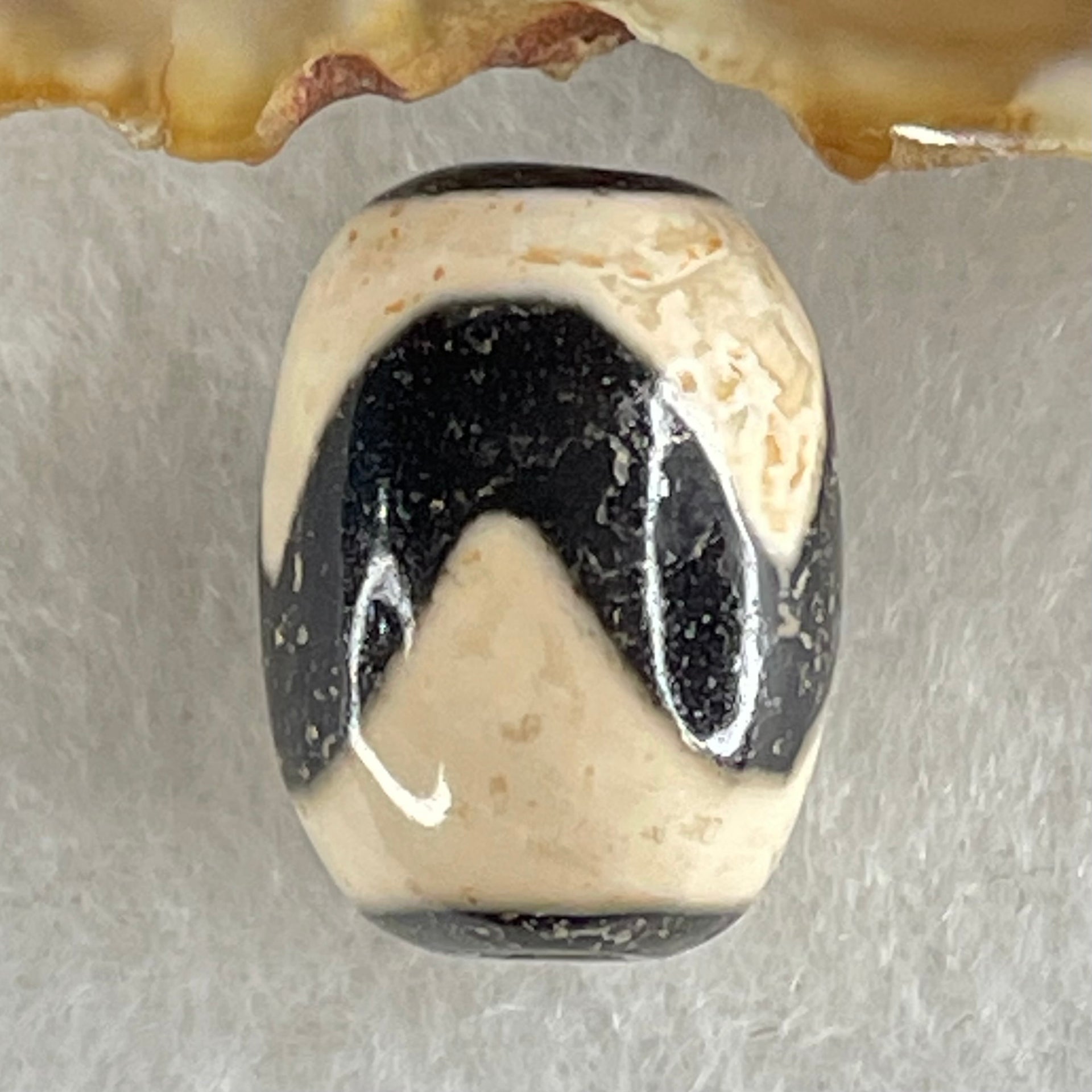 Natural Powerful Tibetan Old Oily Agate Tiger Tooth Daluo Dzi Bead Heavenly Master (Tian Zhu) 虎呀天诛 4.62g 17.9 by 13.3mm - Huangs Jadeite and Jewelry Pte Ltd
