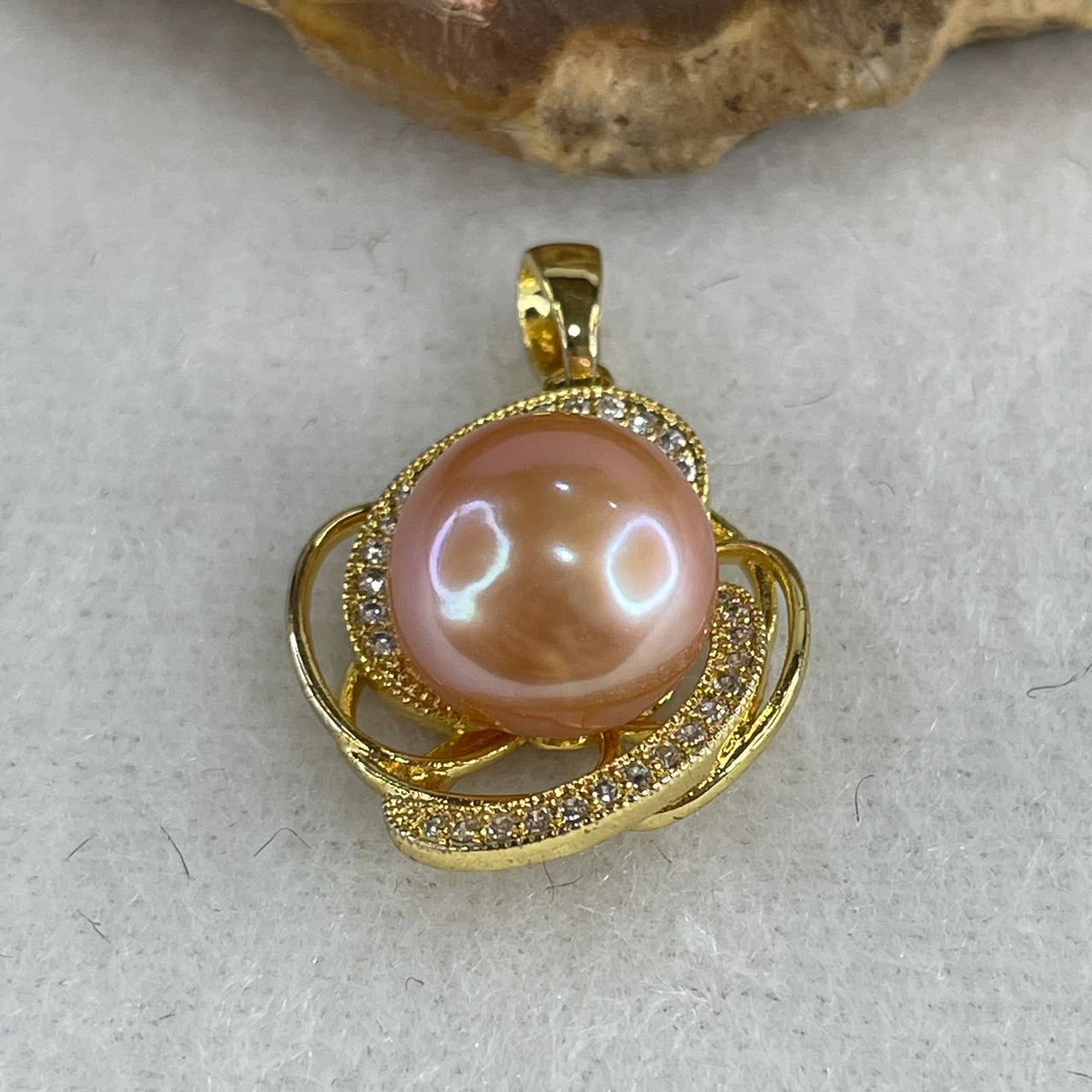Natural Pinkish Pearl Solitaire Pendant | Elegant Gold-Toned Minimalist Setting | Premium 11.2mm High-Luster Romantic Blossom Marine Charm (3.36g 11.2x10.5x10.5mm)