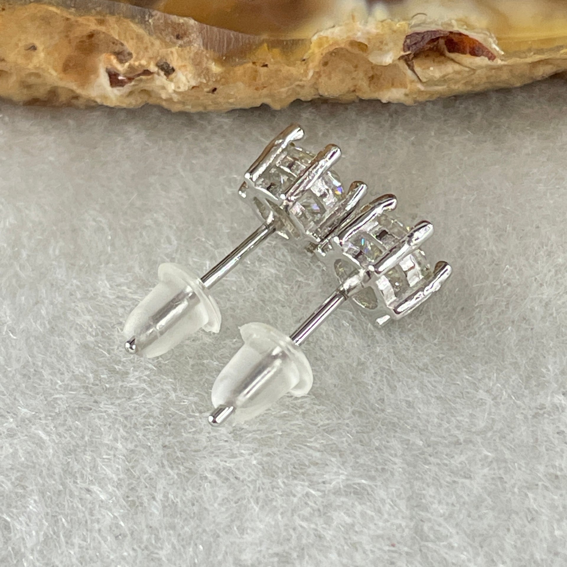 0.5 Ct Colourless Round Brilliant Diameter 5.0mm D VVS1 Excellent Cut Excellent Polish Excellent Symmetry None Florescence Moissanite in S925 Silver Earrings GRA 218444637 - Huangs Jadeite and Jewelry Pte Ltd