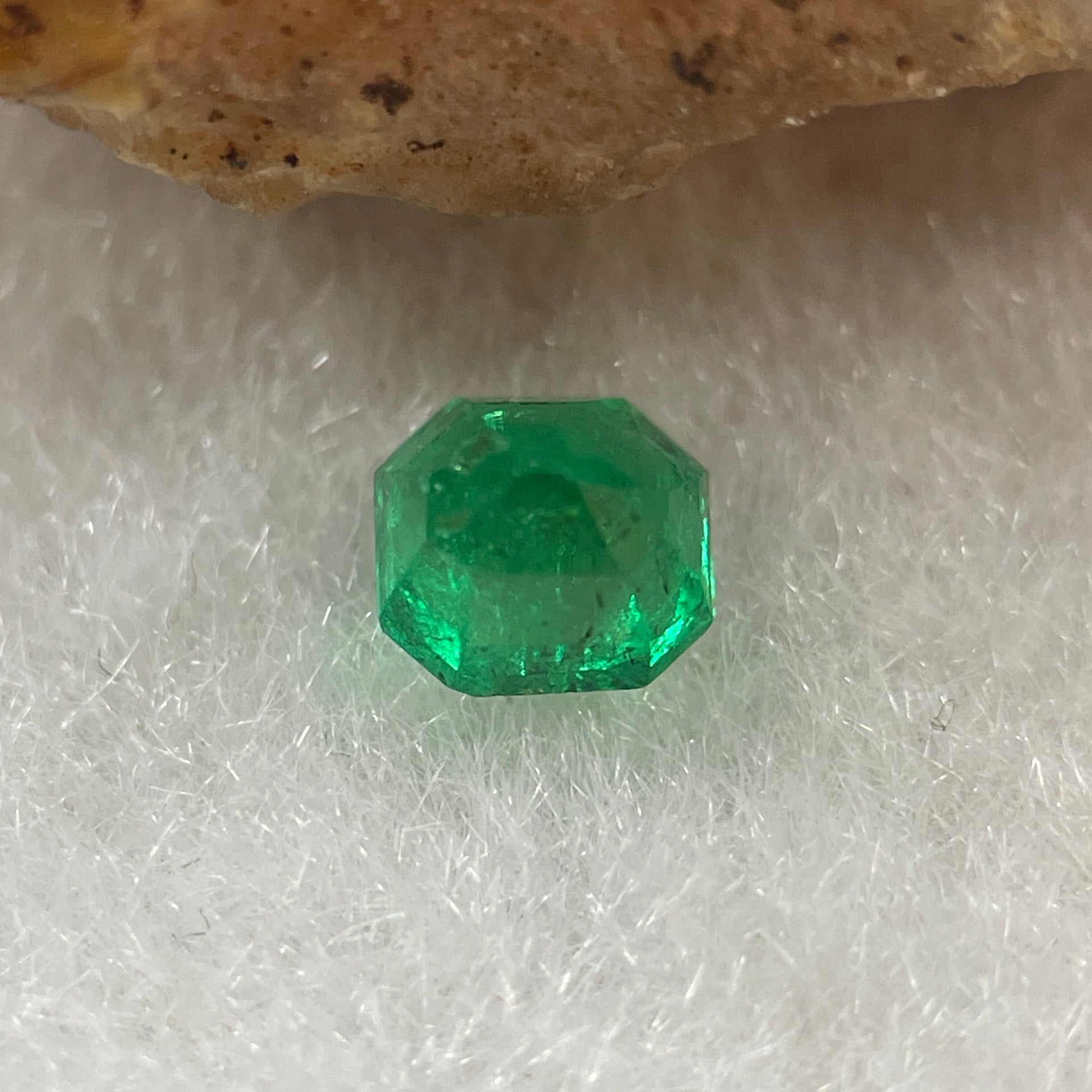 Natural Colombia Vivid Green Emerald (Beryl) Cut-Cornered Rectangular Step cut 0.44ct 4.5 by 4.0 by 3.8mm - Huangs Jadeite and Jewelry Pte Ltd