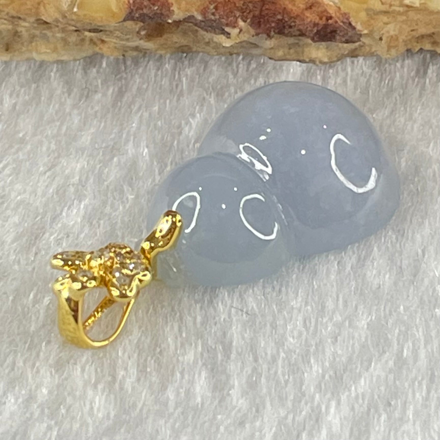 Type A Semi Icy Deep Lavender Jadeite Hulu and Diamonds in 18K AU750 Yellow Gold Four Leaf Clover Pendant 2.19g 15.8 by 11.9 by 6.2mm - Huangs Jadeite and Jewelry Pte Ltd