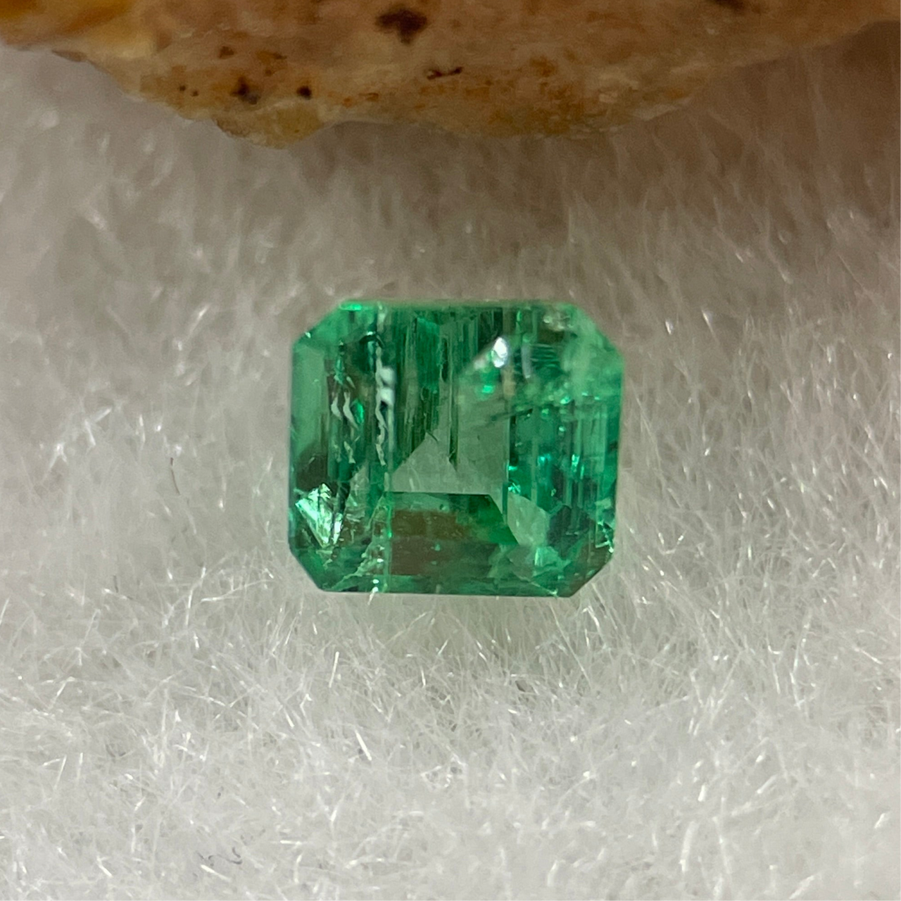 Natural Colombia Vivid Green Emerald (Beryl) Cut-Cornered Square Step cut 0.40ct 4.2 by 4.0 by 3.4mm - Huangs Jadeite and Jewelry Pte Ltd