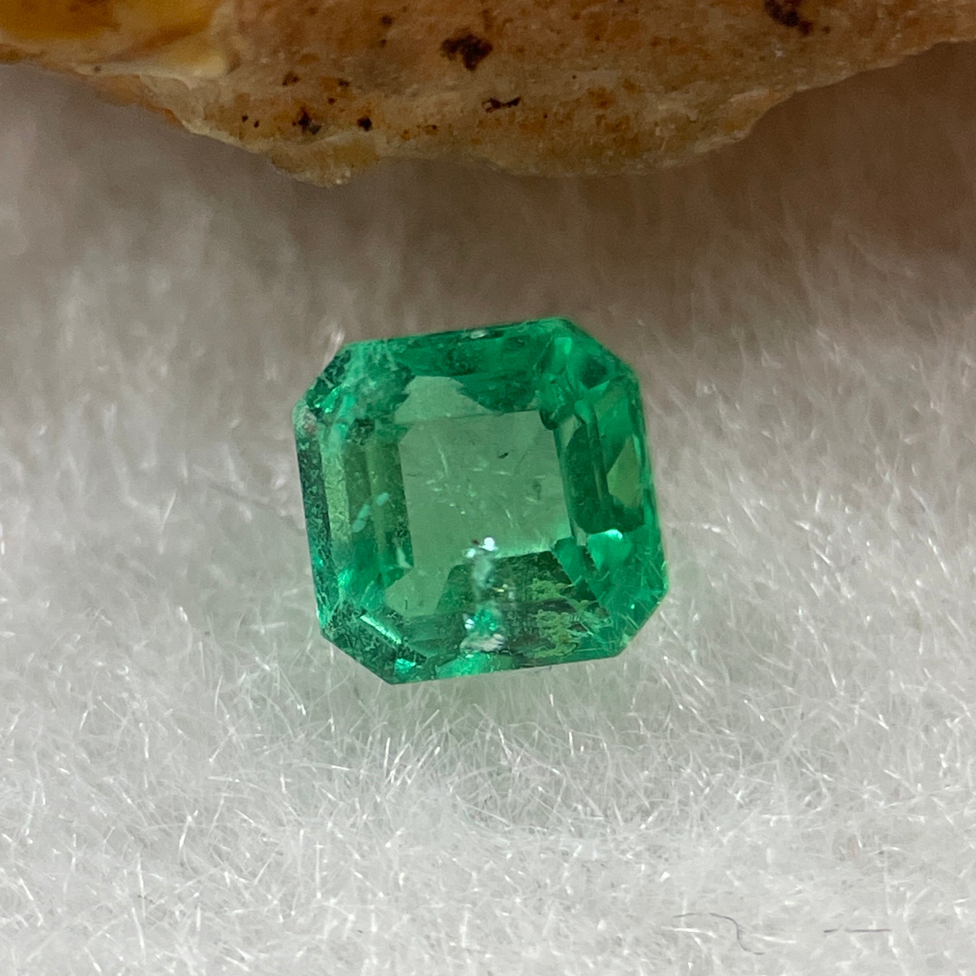 Natural Colombia Vivid Green Emerald (Beryl) Cut-Cornered Square Step cut 0.43ct 4.4 by 4.4 by 3.1mm - Huangs Jadeite and Jewelry Pte Ltd