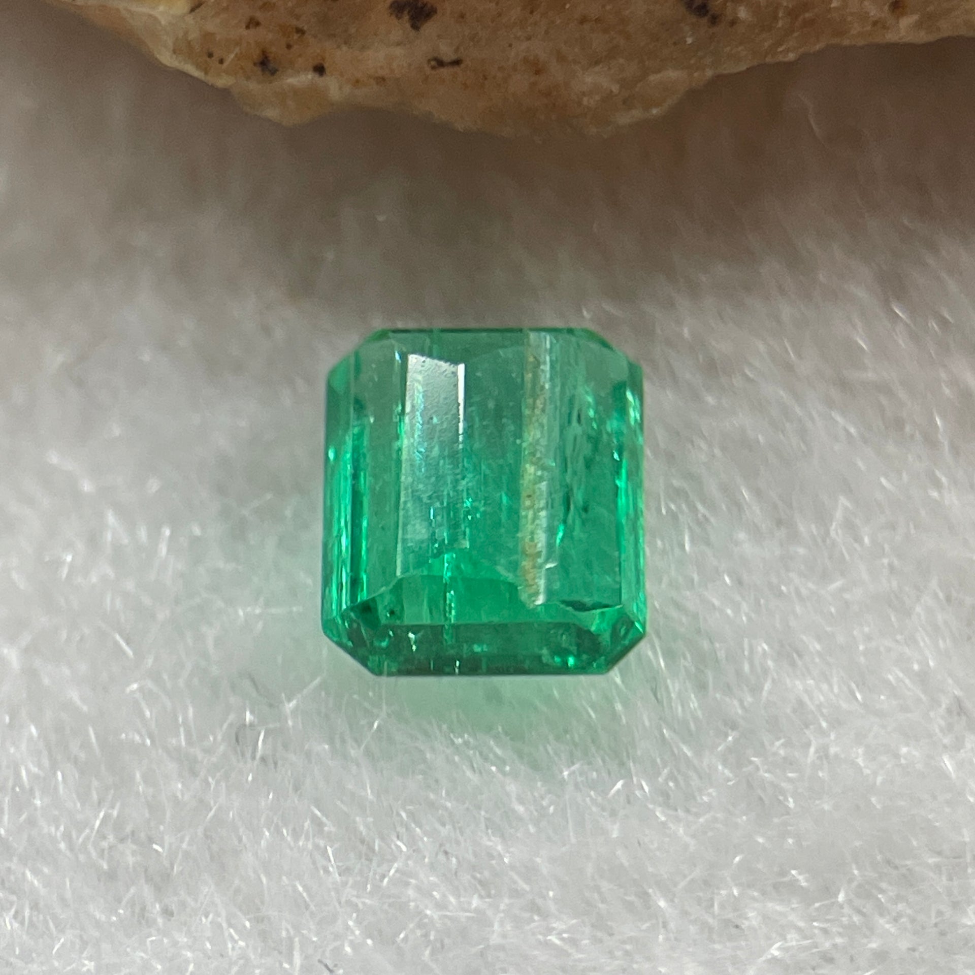 Natural Colombia Vivid Green Emerald (Beryl) Cut-Cornered Rectangular Step cut 0.46ct 5.3 by 4.6 by 2.4mm - Huangs Jadeite and Jewelry Pte Ltd