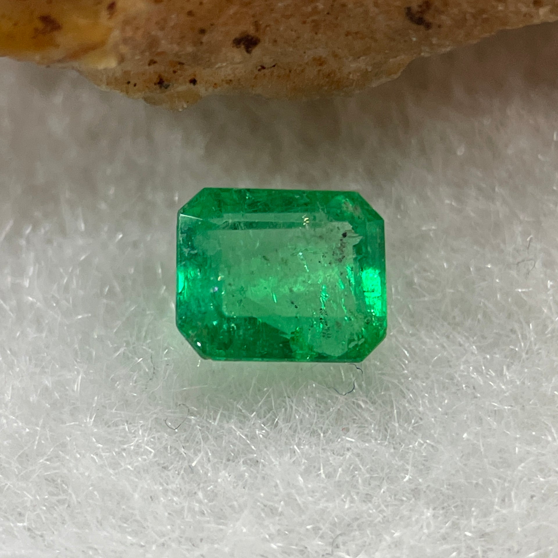 Natural Colombia Vivid Green Emerald (Beryl) Cut-Cornered Rectangular Step cut 0.43ct 5.0 by 4.0 by 2.6mm - Huangs Jadeite and Jewelry Pte Ltd