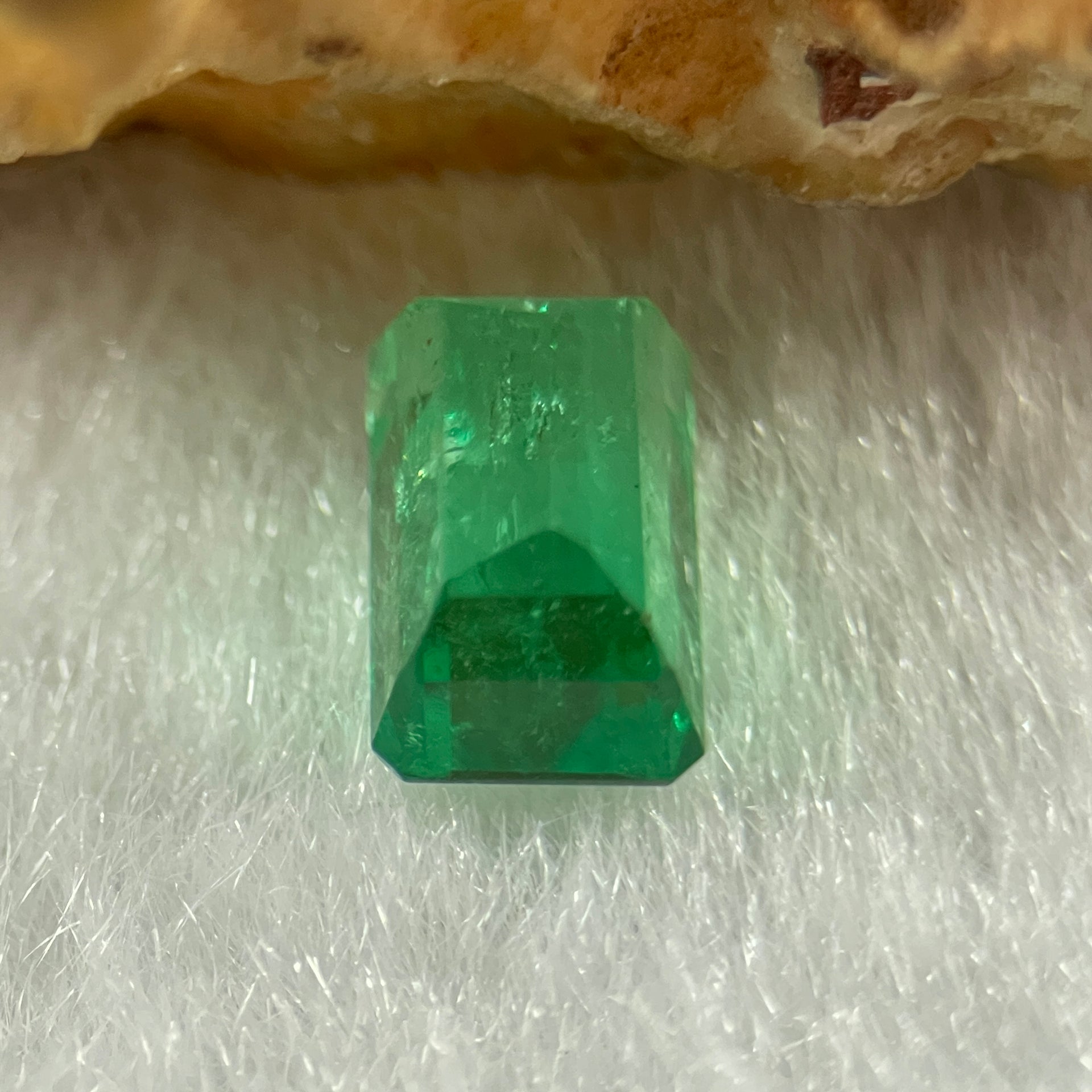 Natural Colombia Green Emerald (Beryl) Cut-Cornered Rectangular step cut 0.80ct 6.4 by 3.9 by 3.6mm - Huangs Jadeite and Jewelry Pte Ltd