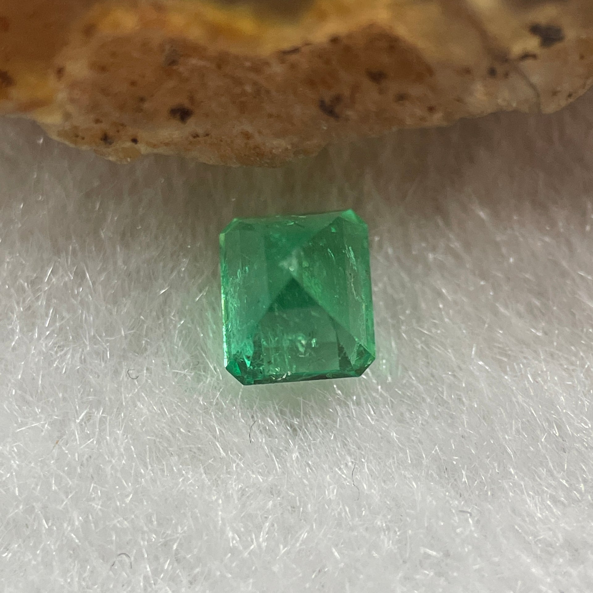 Natural Colombia Green Emerald (Beryl) Cut-Cornered Rectangular step cut 0.53ct 4.9 by 4.2 by 3.7mm - Huangs Jadeite and Jewelry Pte Ltd