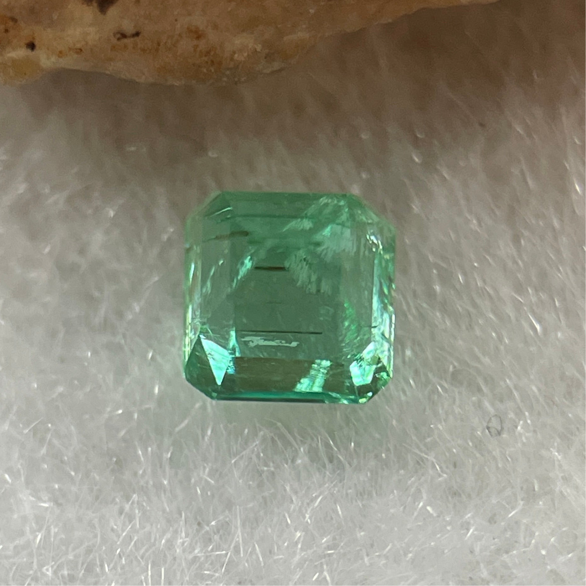 Natural Colombia Vivid Green Emerald (Beryl) Cut-Cornered Square Step cut 0.40ct 4.2 by 4.0 by 3.4mm - Huangs Jadeite and Jewelry Pte Ltd