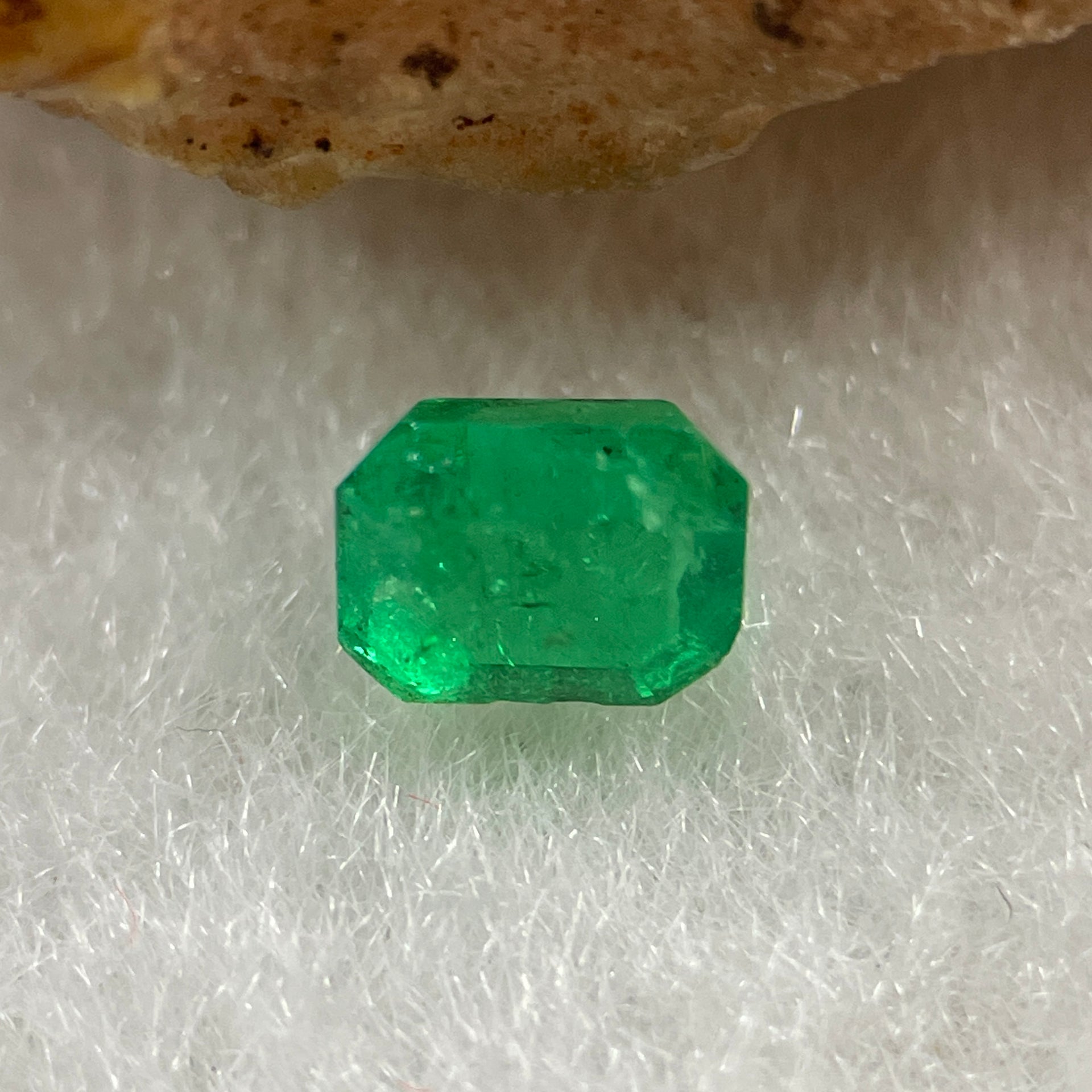 Natural Colombia Vivid Green Emerald (Beryl) Cut-Cornered Rectangular Step cut 0.42ct 4.8 by 3.7 by 3.2mm - Huangs Jadeite and Jewelry Pte Ltd