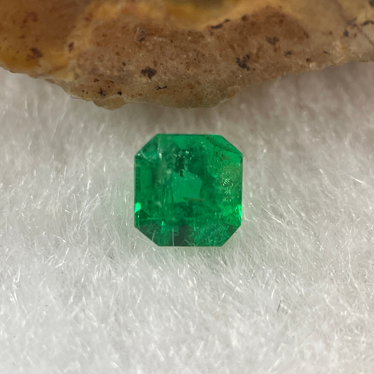 Natural Colombia Green Emerald (Beryl) Cut-Cornered Rectangular step cut 0.53ct 4.9 by 4.6 by 3.7mm - Huangs Jadeite and Jewelry Pte Ltd