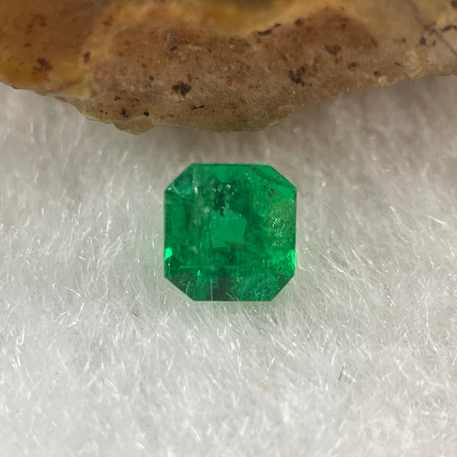 Natural Colombia Green Emerald (Beryl) Cut-Cornered Rectangular step cut 0.53ct 4.9 by 4.6 by 3.7mm - Huangs Jadeite and Jewelry Pte Ltd