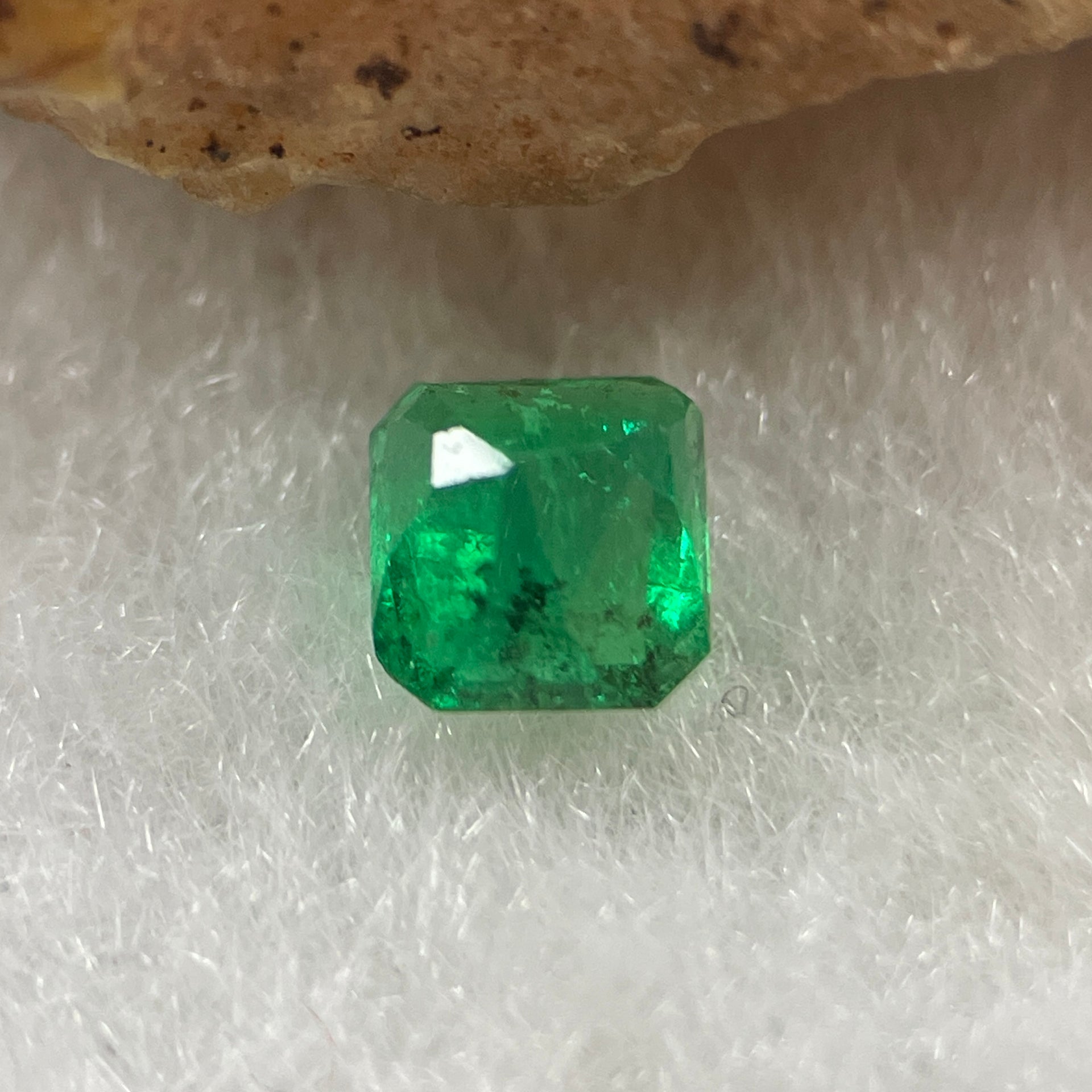 Natural Colombia Vivid Green Emerald (Beryl) Cut-Cornered Rectangular Step cut 0.41ct 4.4 by 4.1 by 3.2mm - Huangs Jadeite and Jewelry Pte Ltd