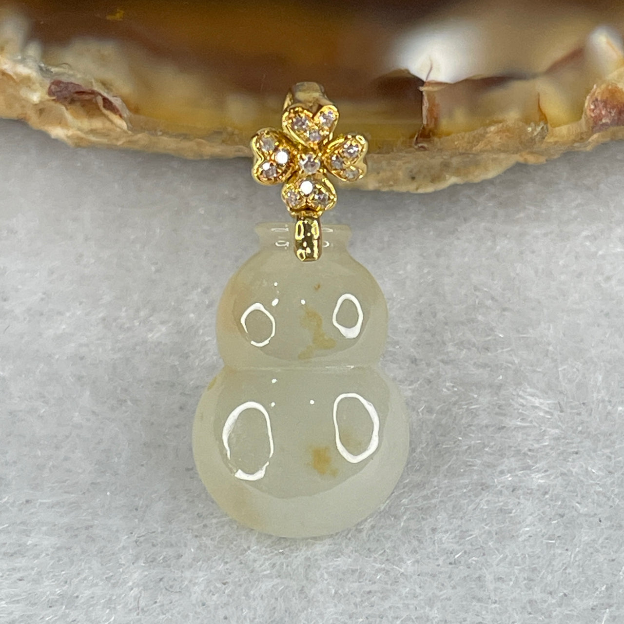 Type A Faint Lavender with Yellow Spots Jadeite Hulu with Diamonds in 18K AU750 Yellow Gold Four Leaf Clover Pendant 1.94g 15.8 by 10.9 by 5.0mm - Huangs Jadeite and Jewelry Pte Ltd