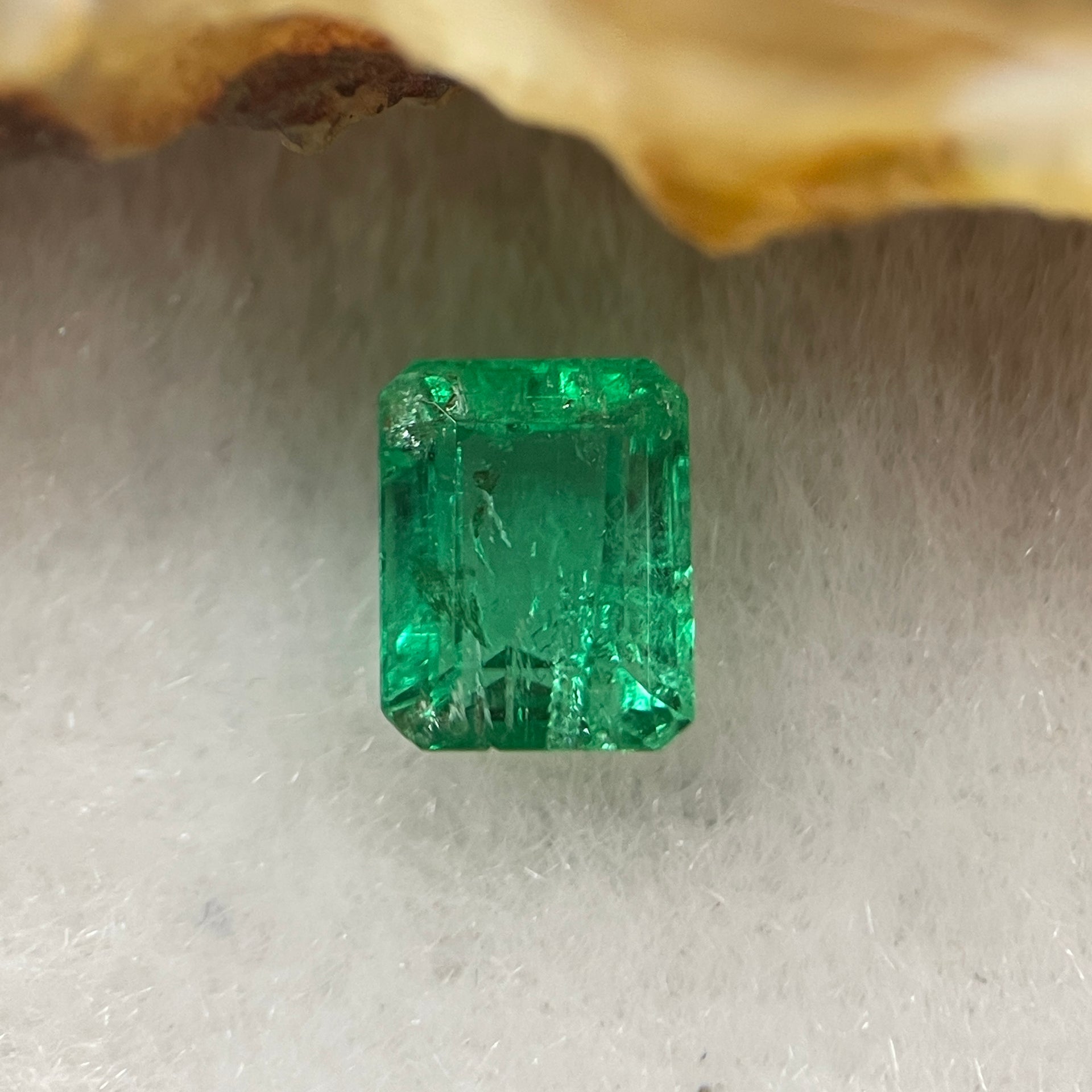 Natural Colombia Green Emerald (Beryl) Cut-Cornered Rectangular step cut 1.06ct 6.8 by 5.4 by 3.4mm - Huangs Jadeite and Jewelry Pte Ltd