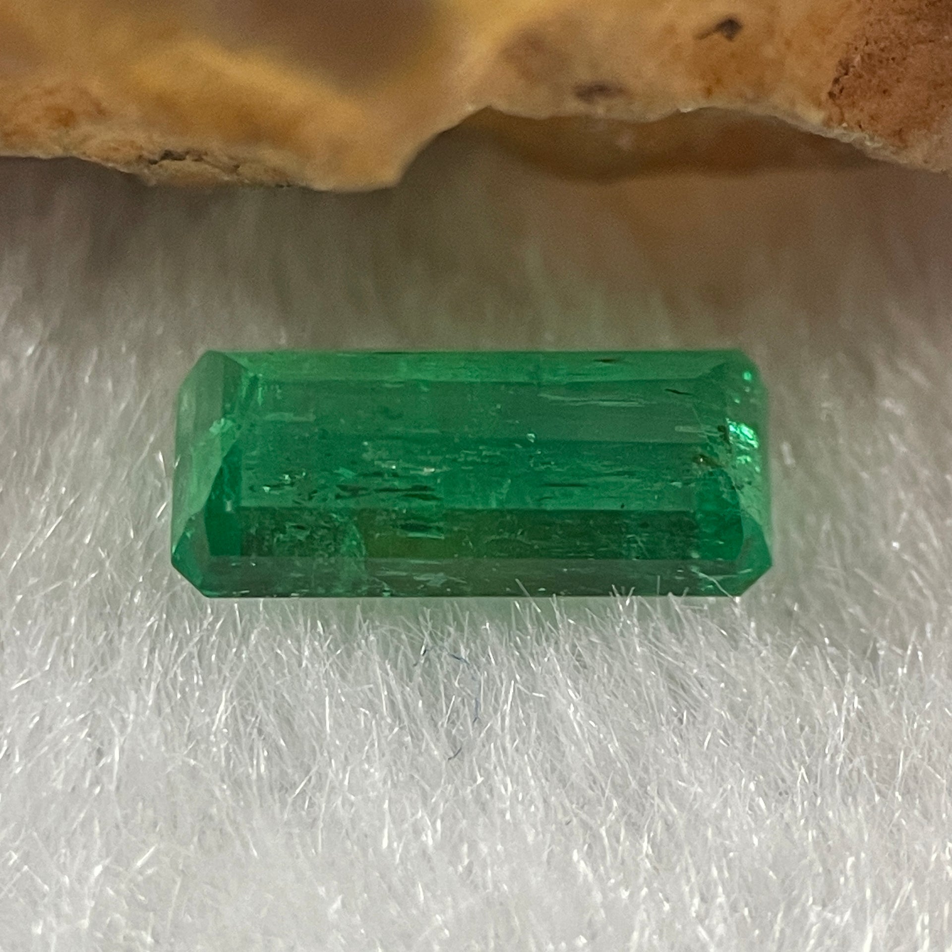 Natural Colombia Green Emerald (Beryl) Cut-Cornered Rectangular step cut 0.88ct 8.5 by 3.8 by 2.8mm - Huangs Jadeite and Jewelry Pte Ltd