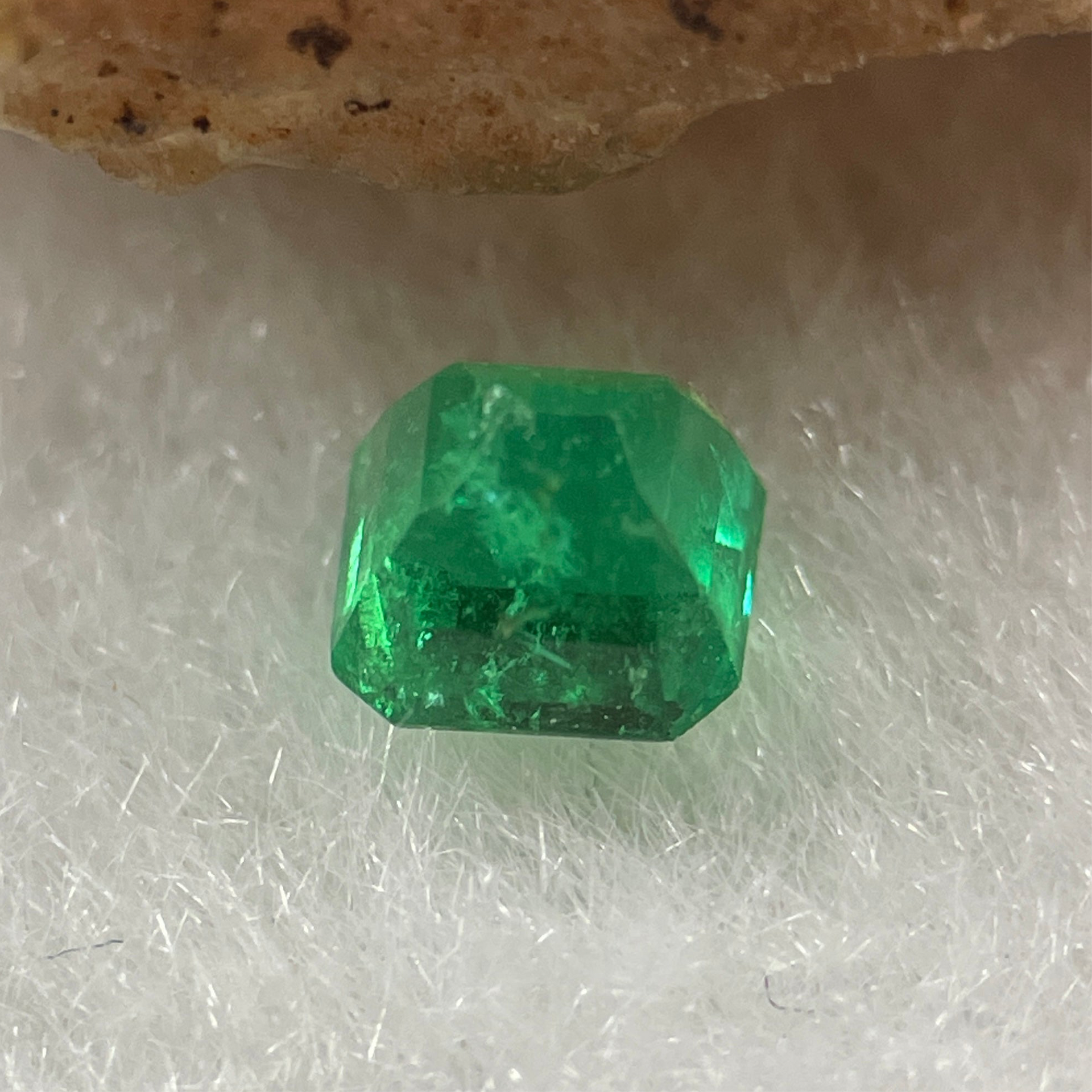 Natural Colombia Vivid Green Emerald (Beryl) Cut-Cornered Rectangular Step cut 0.49ct 4.5 by 4.0 by 3.5mm - Huangs Jadeite and Jewelry Pte Ltd