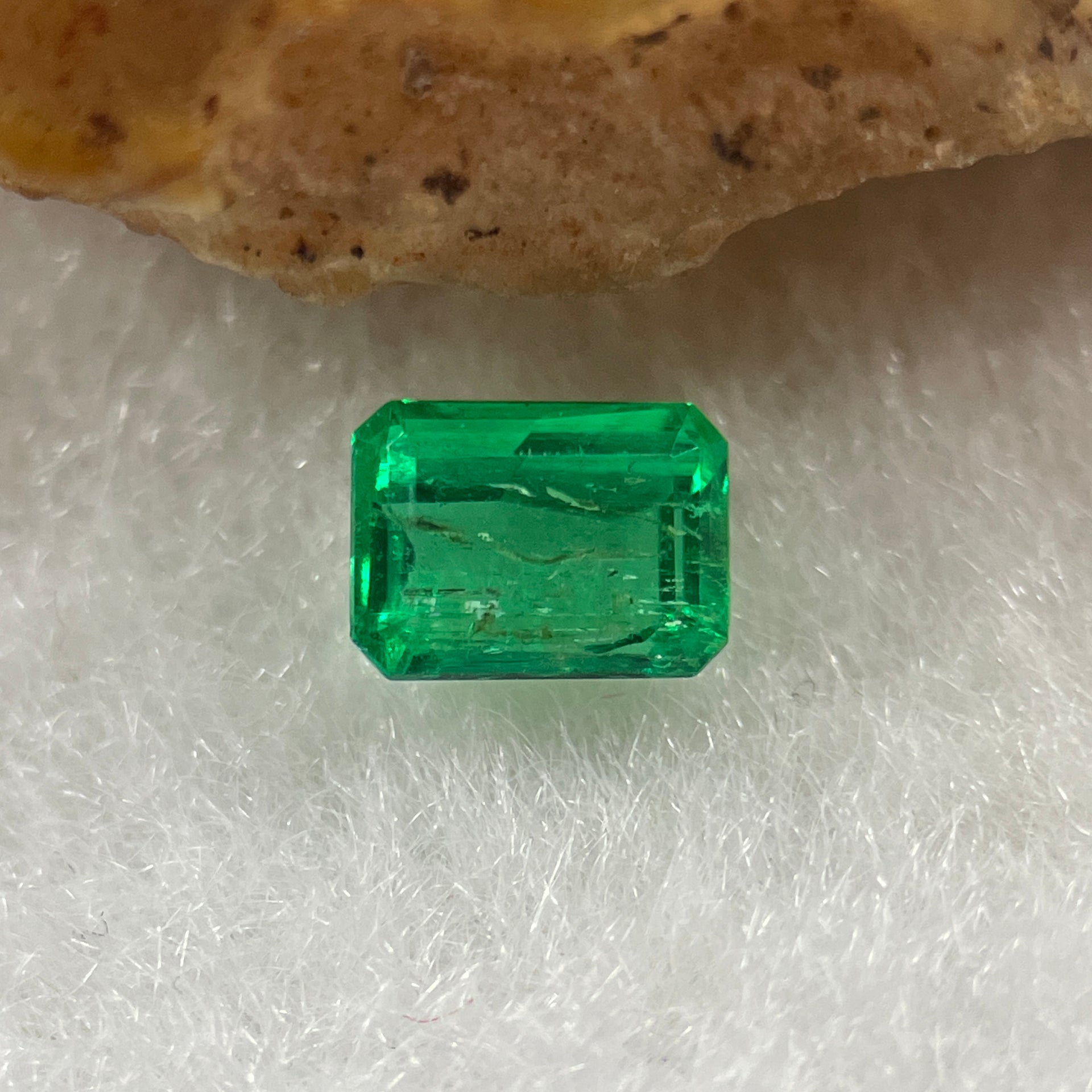 Natural Colombia Vivid Green Emerald (Beryl) Cut-Cornered Rectangular Step cut 0.45ct 5.4 by 3.9 by 2.6mm - Huangs Jadeite and Jewelry Pte Ltd