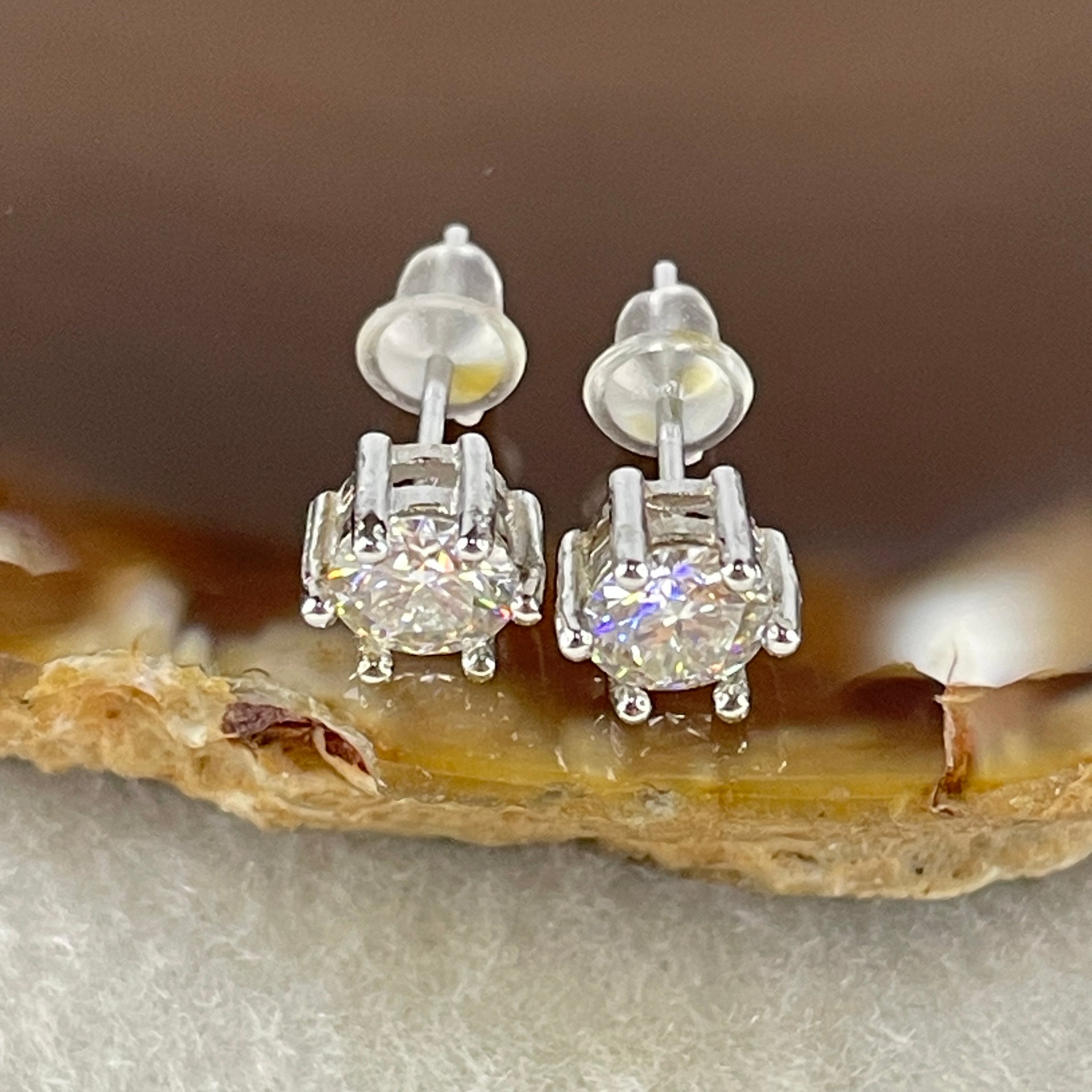 0.5 Ct Colourless Round Brilliant Diameter 5.0mm D VVS1 Excellent Cut Excellent Polish Excellent Symmetry None Florescence Moissanite in S925 Silver Earrings GRA 218444639 - Huangs Jadeite and Jewelry Pte Ltd