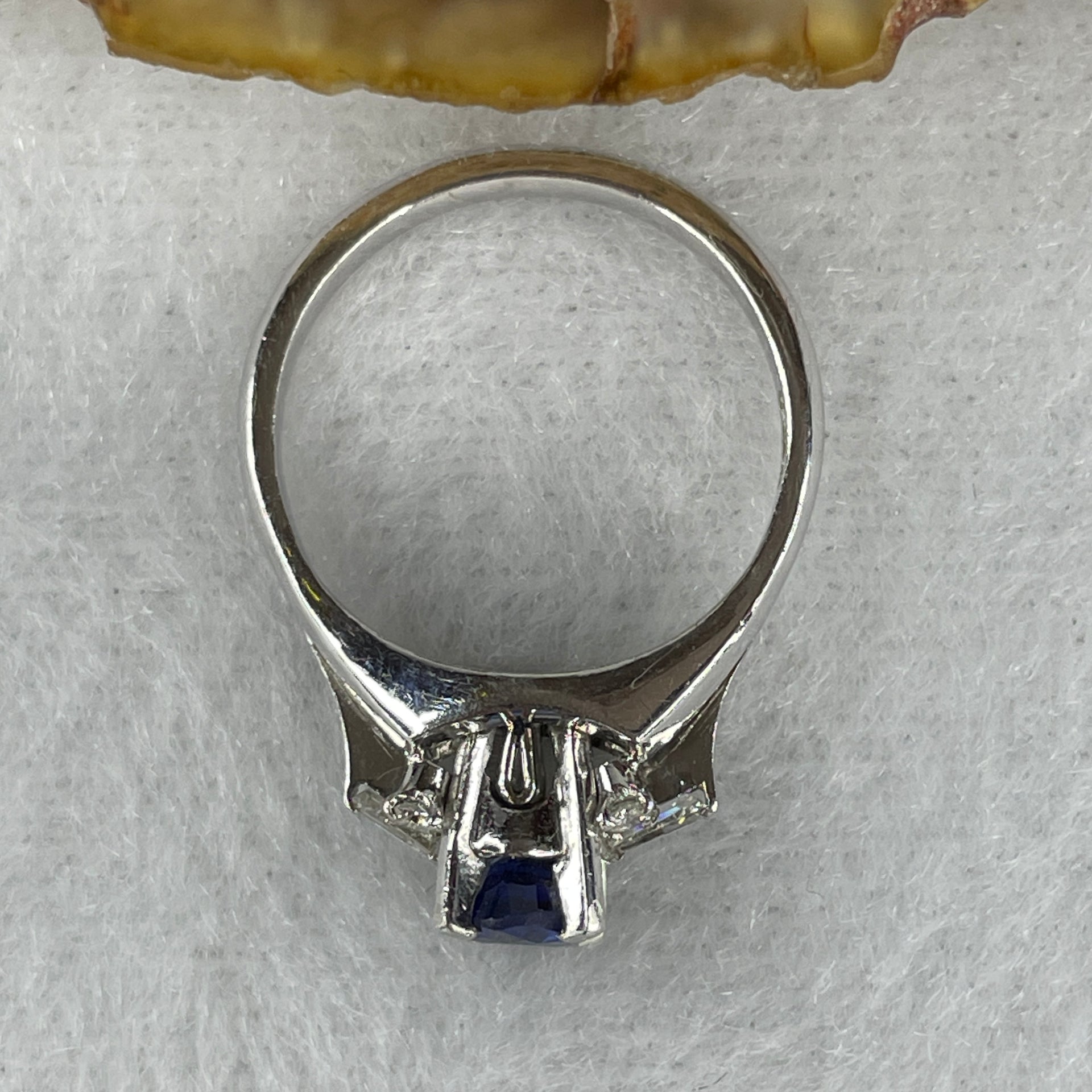 Natural Sapphire Approx 5.4 by 4.4 by 4.0mm with Natural Diamonds in Platinum PT900 Ring Total Weight 5.76g US5.75 HK12.5 - Huangs Jadeite and Jewelry Pte Ltd