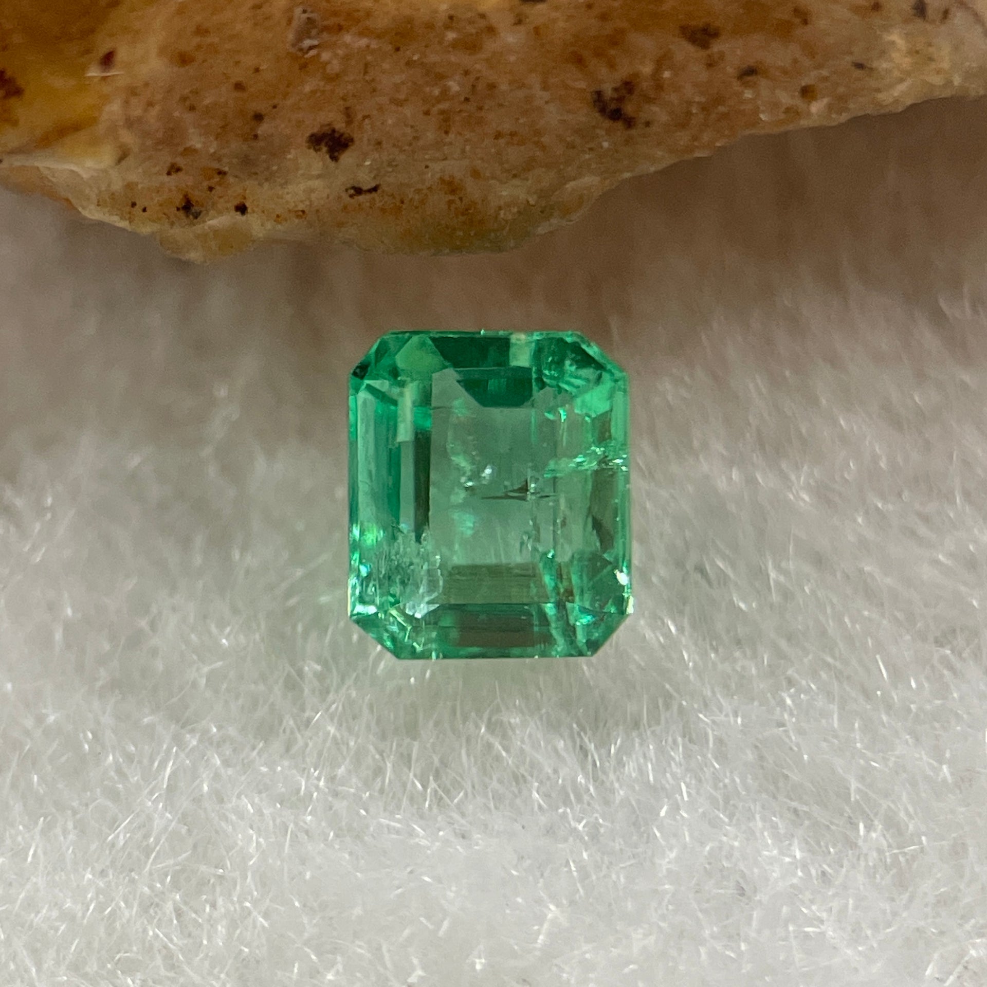 Natural Colombia Vivid Green Emerald (Beryl) Cut-Cornered Rectangular Step cut 0.47ct 4.8 by 4.1 by 3.1mm - Huangs Jadeite and Jewelry Pte Ltd