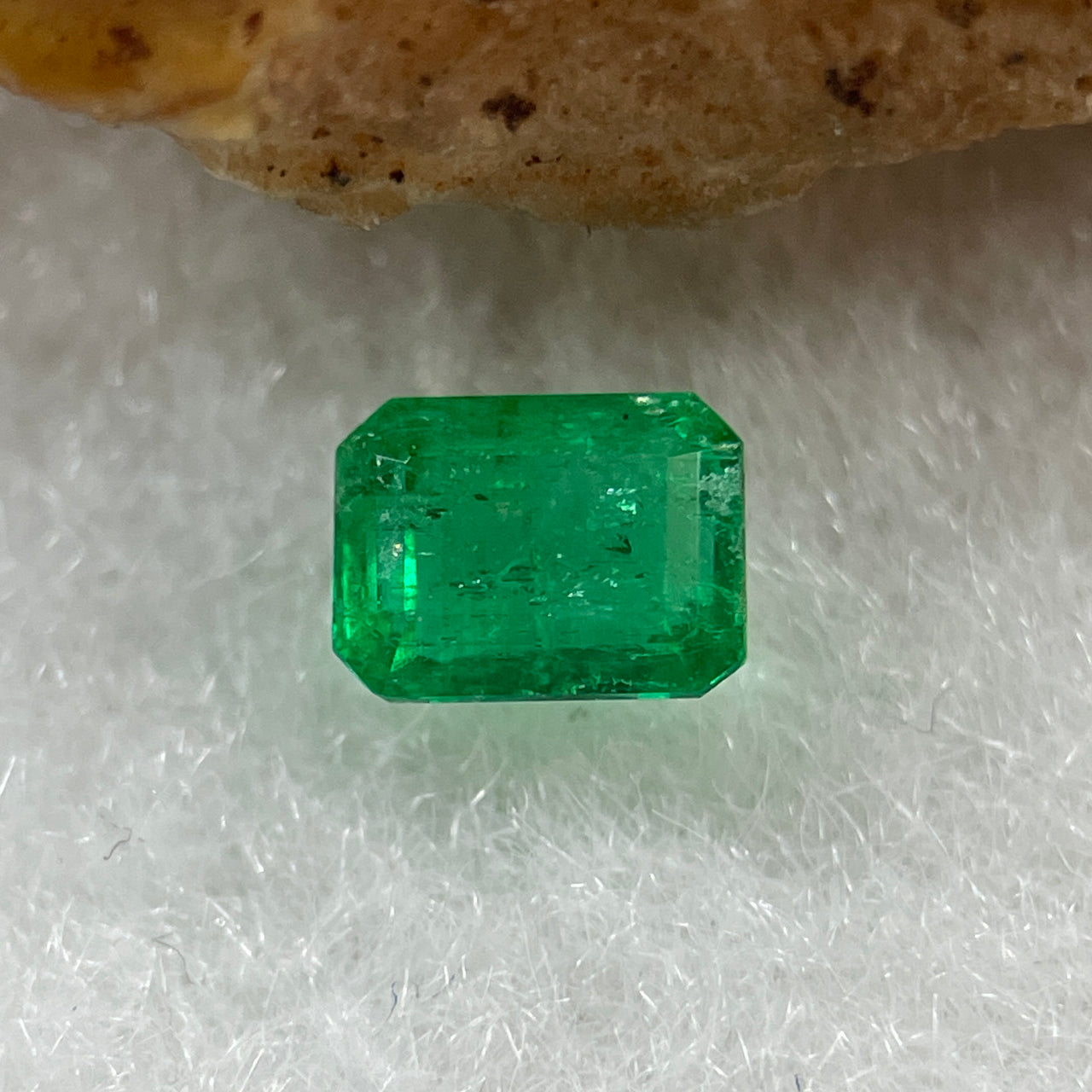 Natural Colombia Vivid Green Emerald (Beryl) Cut-Cornered Rectangular Step cut 0.43ct 4.9 by 3.8 by 2.6mm - Huangs Jadeite and Jewelry Pte Ltd