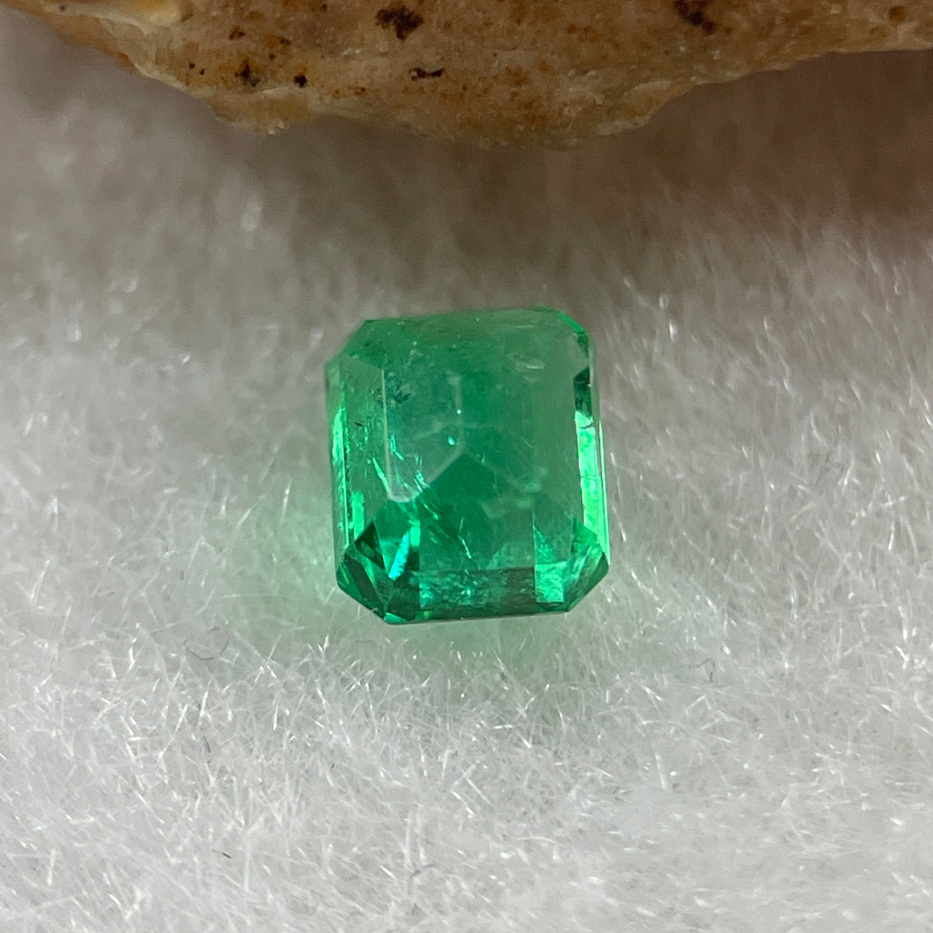 Natural Colombia Vivid Green Emerald (Beryl) Cut-Cornered Rectangular Step cut 0.43ct 4.6 by 3.8 by 3.2mm - Huangs Jadeite and Jewelry Pte Ltd