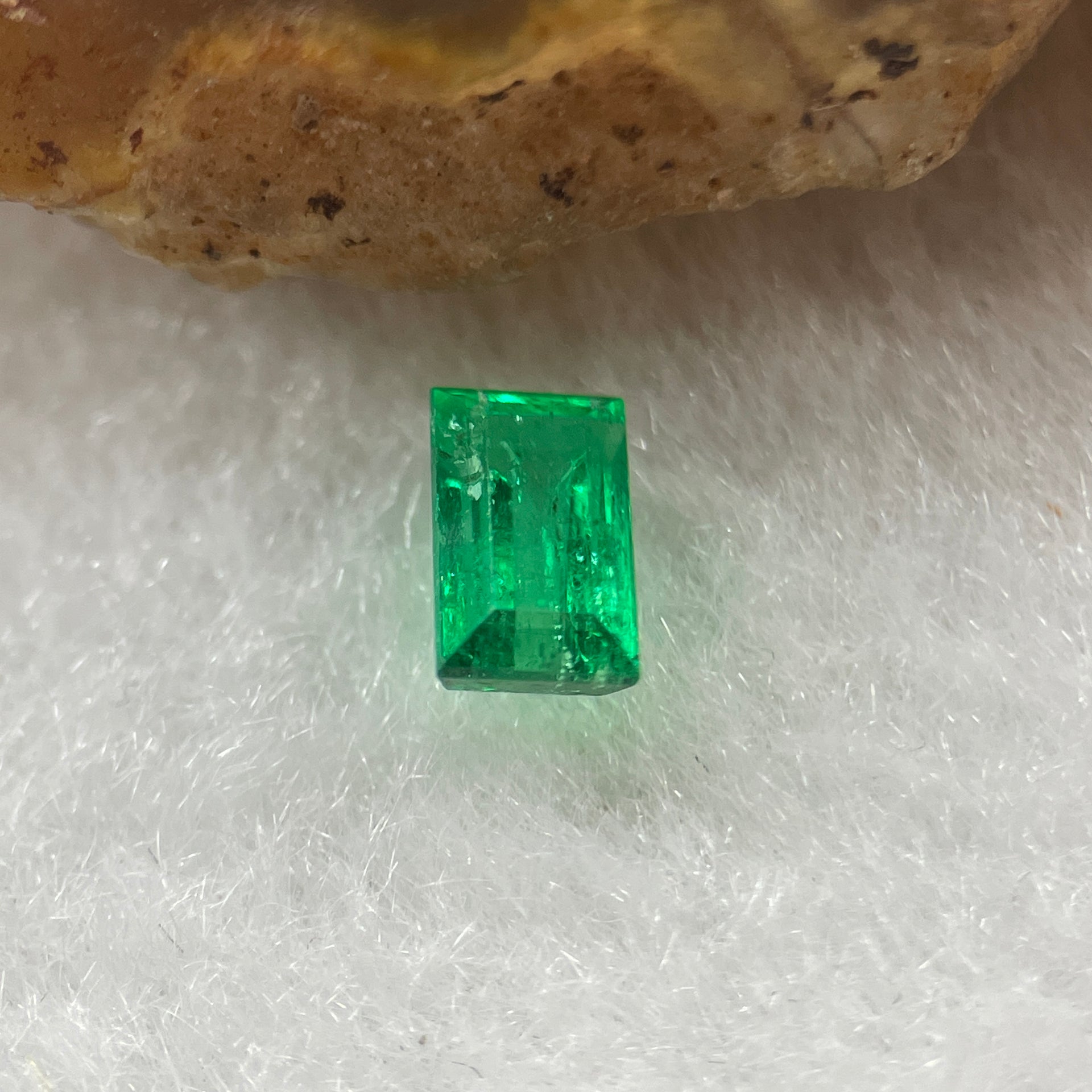 Natural Colombia Green Emerald (Beryl) Cut-Cornered Rectangular step cut 0.56ct 6.0 by 3.6 by 3.2mm - Huangs Jadeite and Jewelry Pte Ltd
