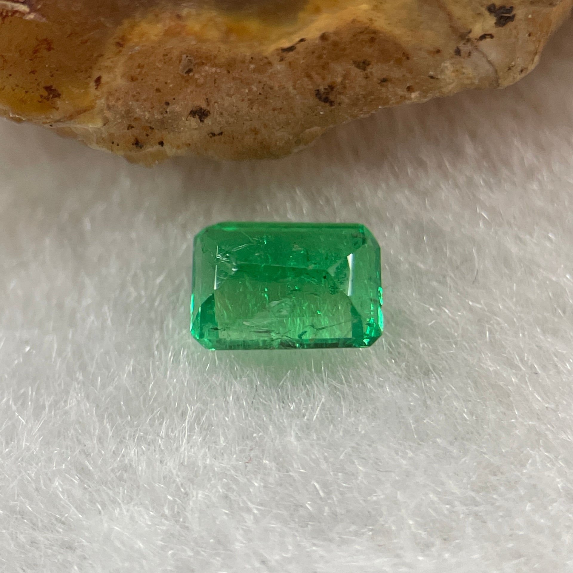 Natural Colombia Green Emerald (Beryl) Cut-Cornered Rectangular step cut 0.60ct 6.2 by 4.5 by 2.9mm - Huangs Jadeite and Jewelry Pte Ltd