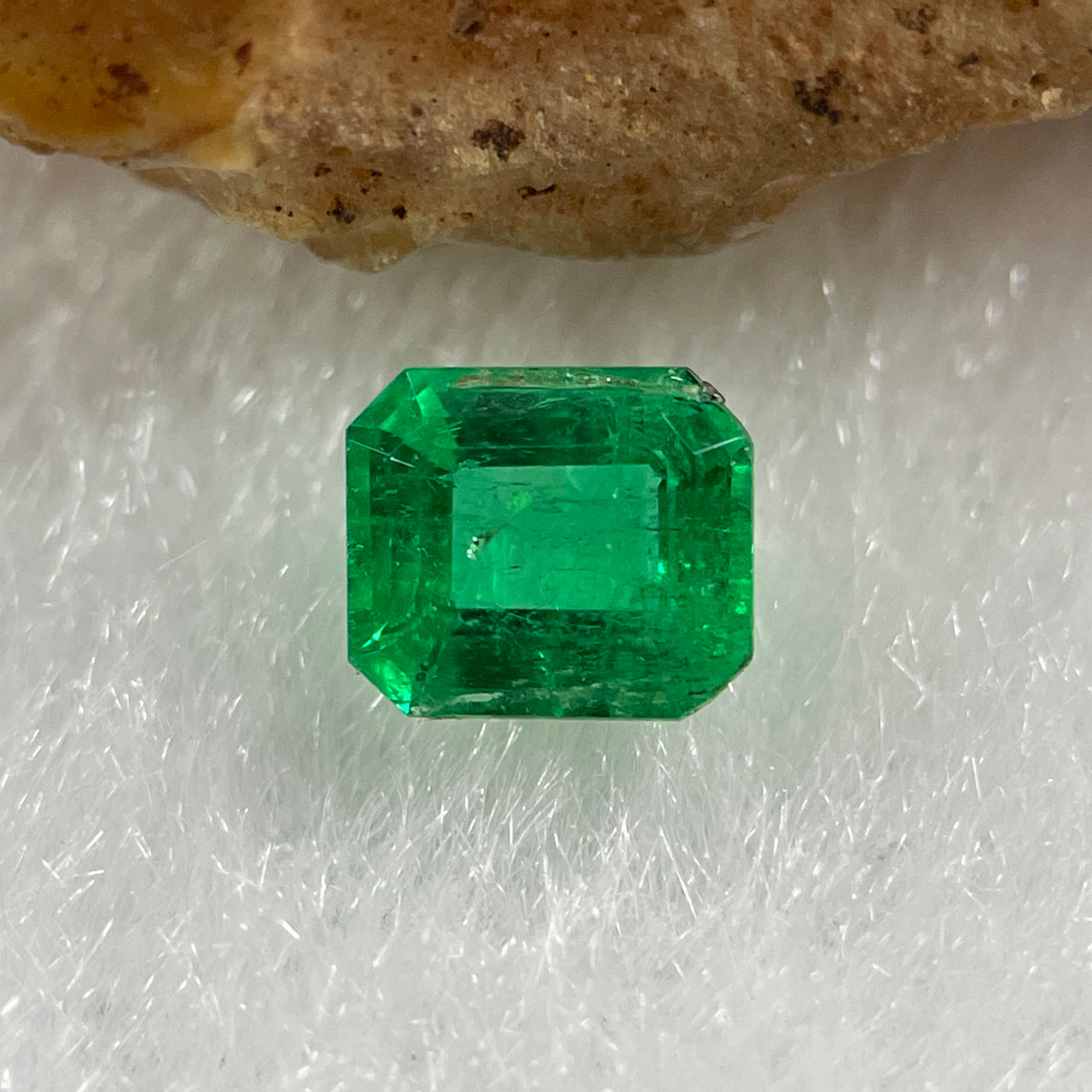 Natural Colombia Vivid Green Emerald (Beryl) Cut-Cornered Rectangular Step cut 0.48ct 5.2 by 4.5 by 2.8mm - Huangs Jadeite and Jewelry Pte Ltd
