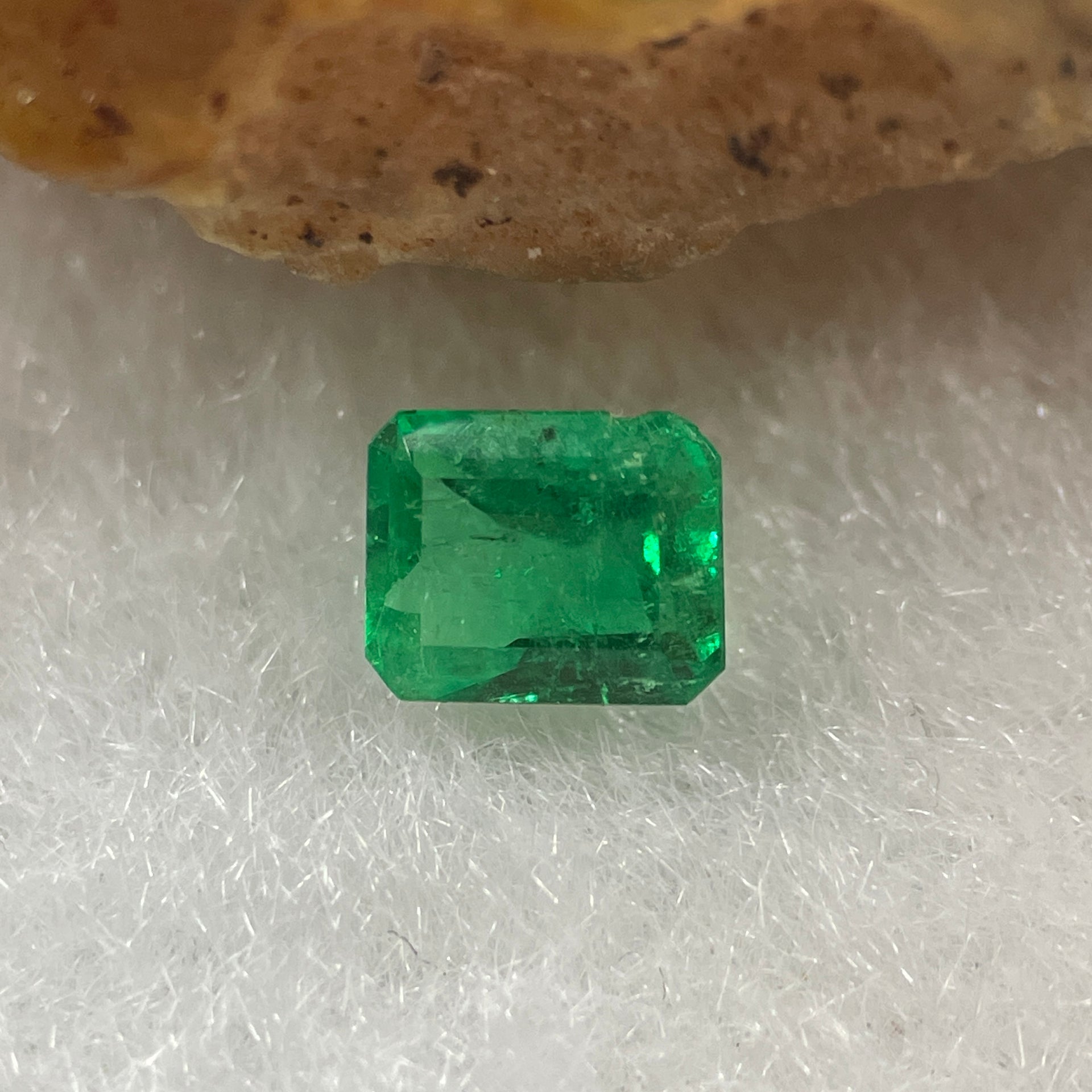 Natural Colombia Vivid Green Emerald (Beryl) Cut-Cornered Rectangular Step cut 0.41ct 5.0 by 4.1 by 2.9mm - Huangs Jadeite and Jewelry Pte Ltd
