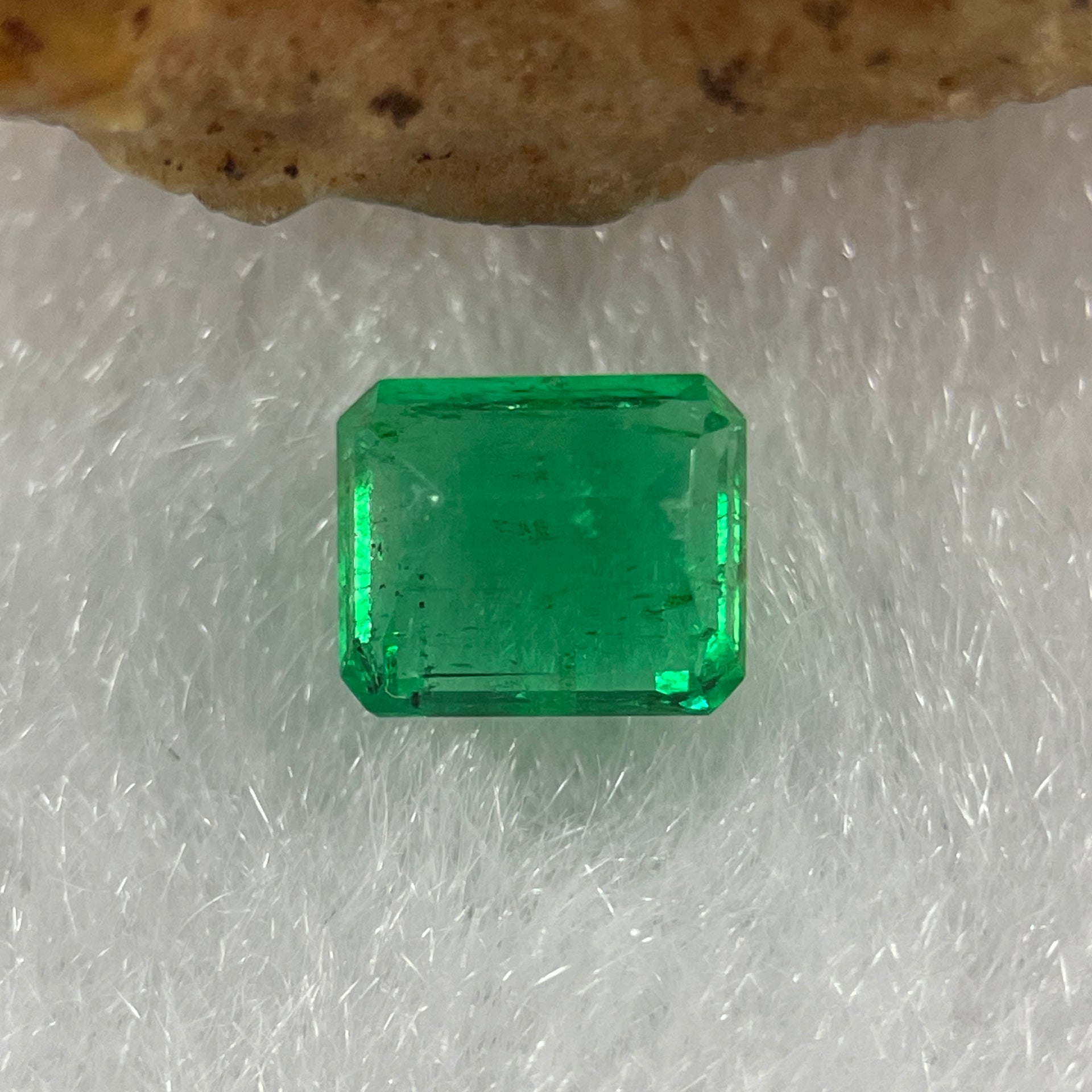 Natural Colombia Vivid Green Emerald (Beryl) Cut-Cornered Rectangular Step cut 0.48ct 5.2 by 4.4 by 2.7mm - Huangs Jadeite and Jewelry Pte Ltd