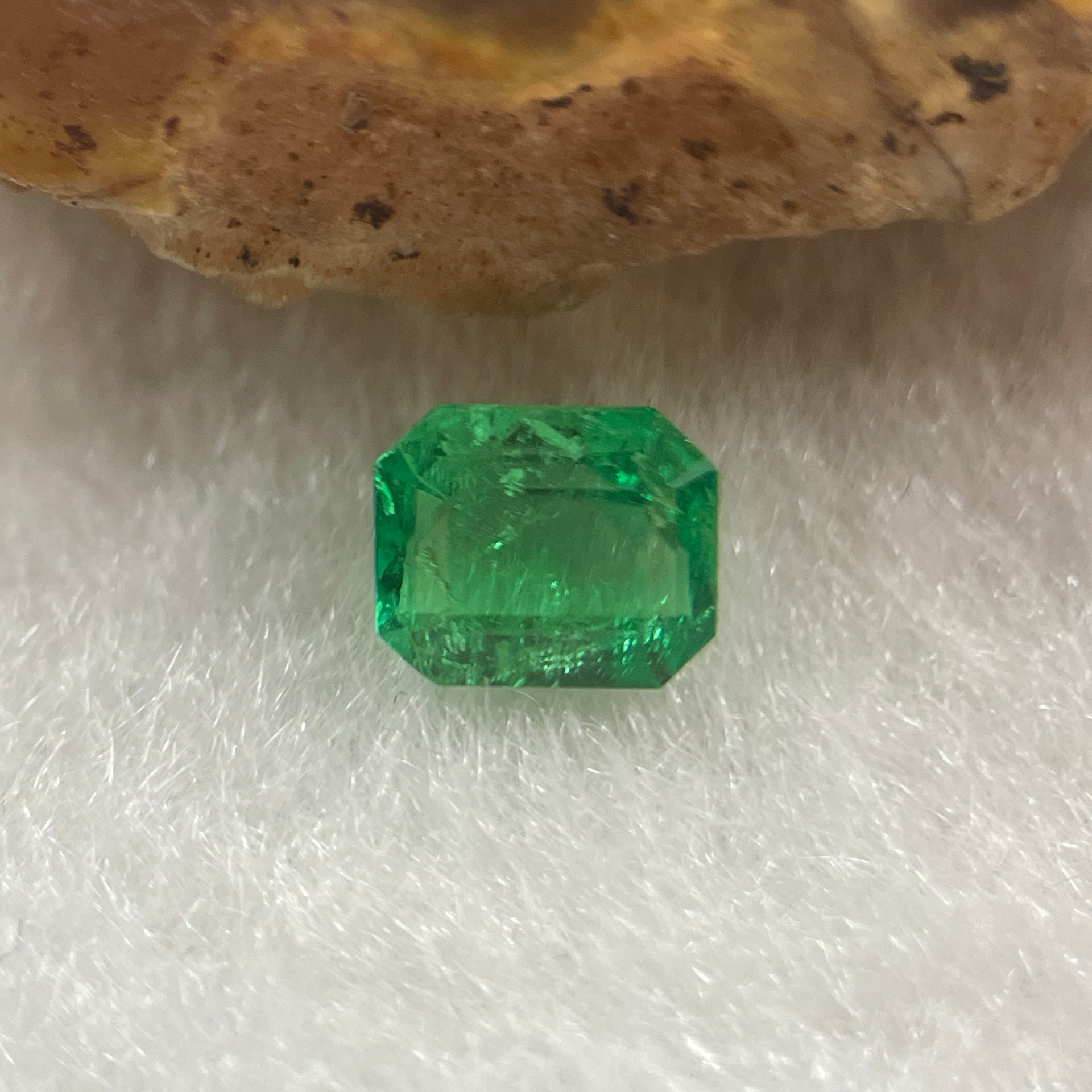 Natural Colombia Green Emerald (Beryl) Cut-Cornered Rectangular step cut 0.68ct 5.6 by 4.8 by 3.6mm - Huangs Jadeite and Jewelry Pte Ltd