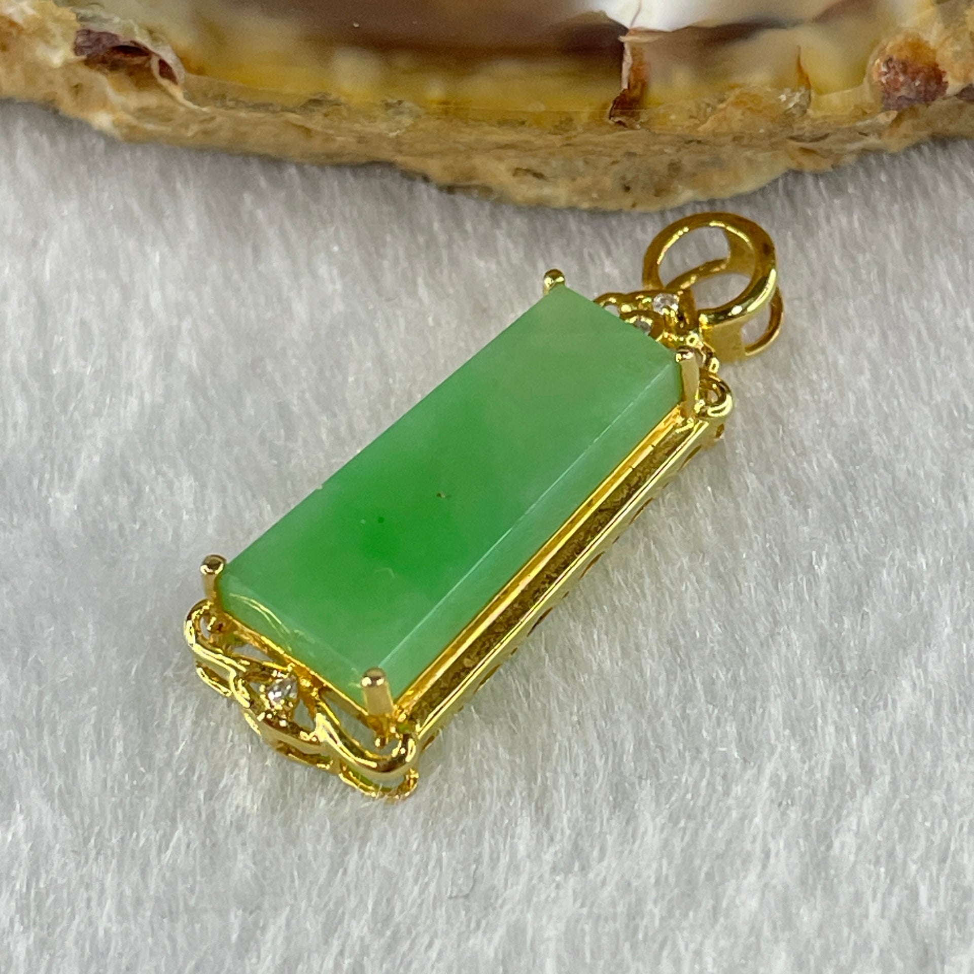 18K Yellow Gold Type A Natural Apple Green Jadeite Wu Shi Pai 16.5 by 7.1 by 2.5mm with Natural Diamonds Pendant 1.88g - Huangs Jadeite and Jewelry Pte Ltd