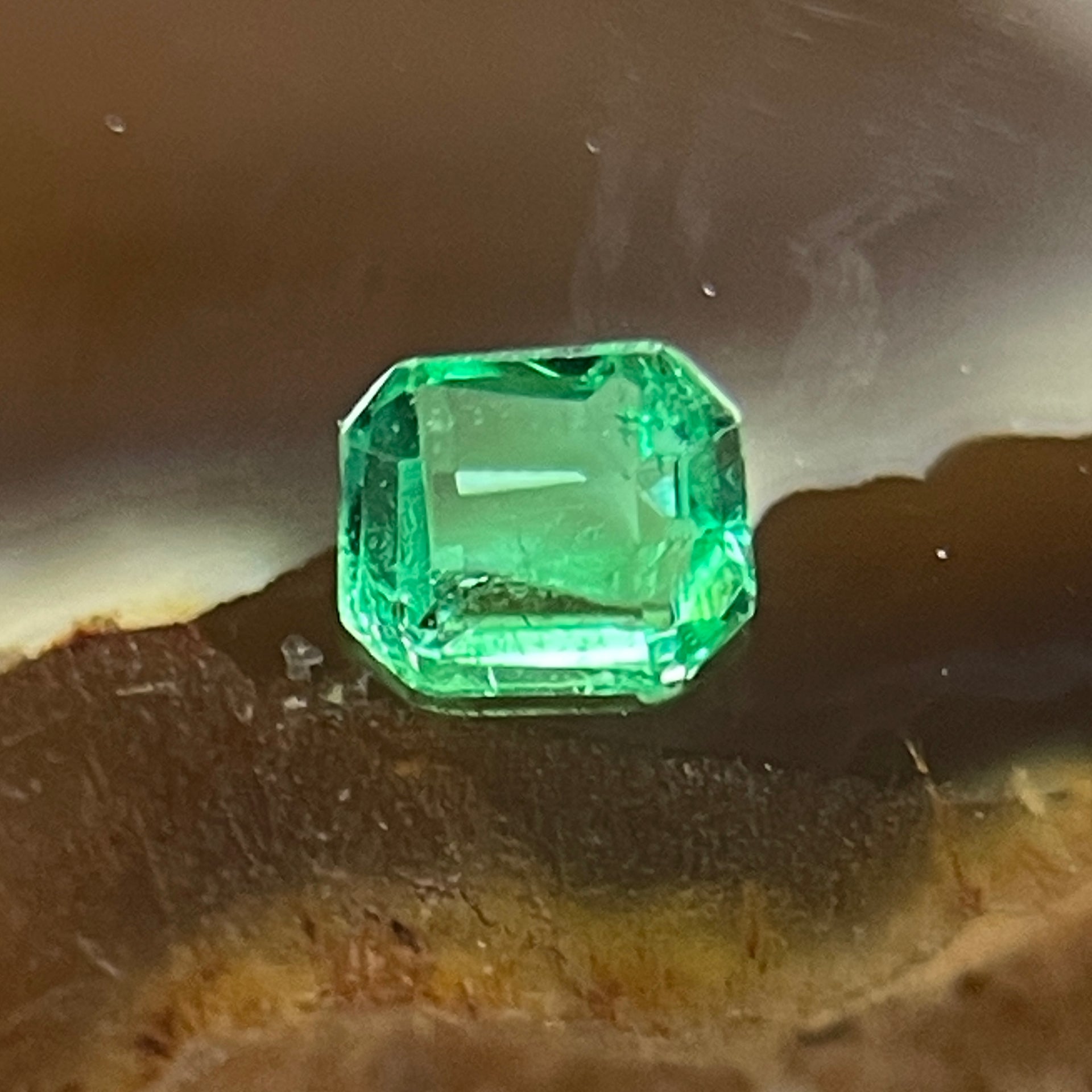 Natural Colombia Vivid Green Emerald (Beryl) Cut-Cornered Rectangular Step cut 0.09ct 3.1 by 2.6 by 1.7mm - Huangs Jadeite and Jewelry Pte Ltd