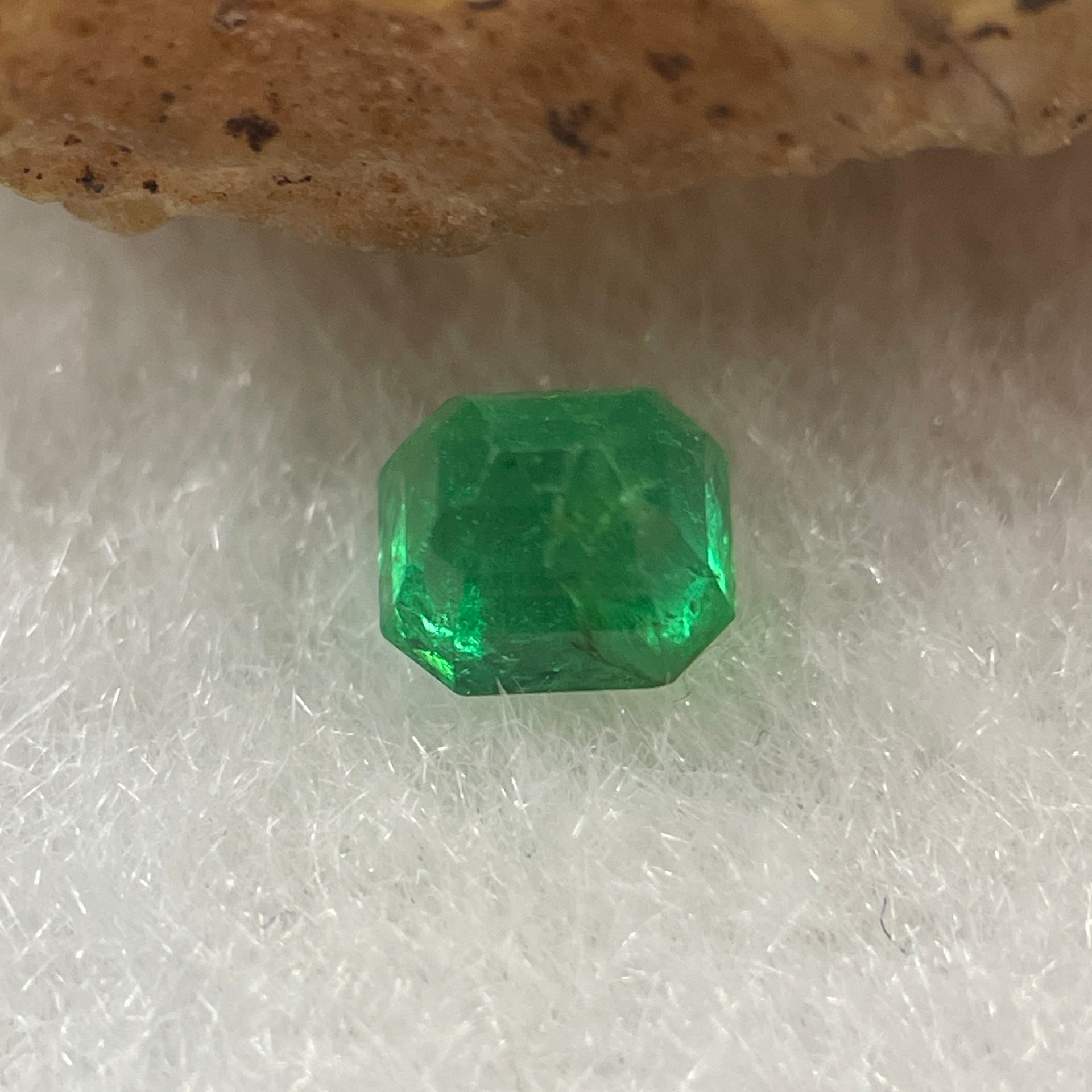 Natural Colombia Vivid Green Emerald (Beryl) Cut-Cornered Rectangular Step cut 0.47ct 4.6 by 4.2 by 3.3mm - Huangs Jadeite and Jewelry Pte Ltd