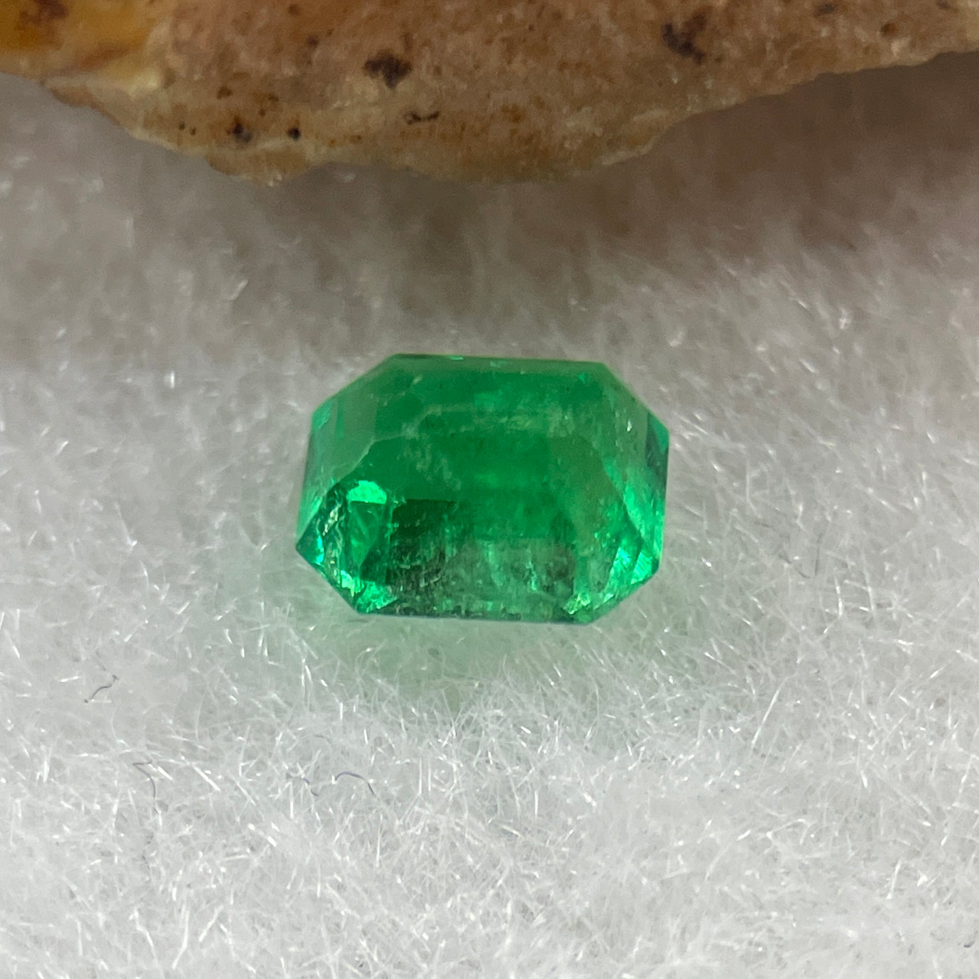 Natural Colombia Vivid Green Emerald (Beryl) Cut-Cornered Rectangular Step cut 0.43ct 5.0 by 4.1 by 2.9mm - Huangs Jadeite and Jewelry Pte Ltd