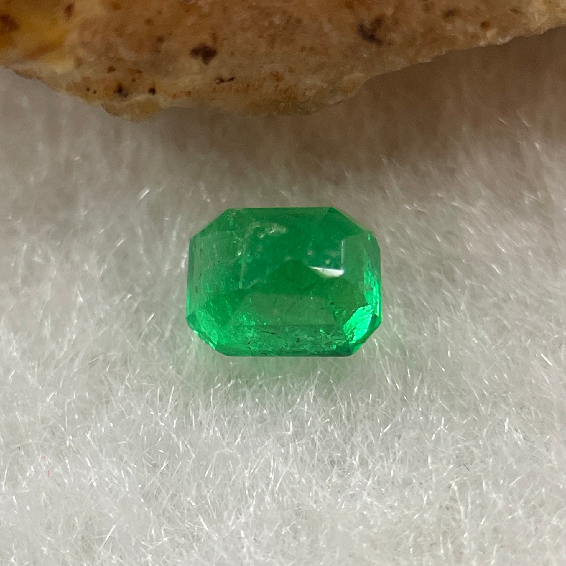 Natural Colombia Vivid Green Emerald (Beryl) Cut-Cornered Rectangular Step cut 0.42ct 4.8 by 3.7 by 3.2mm - Huangs Jadeite and Jewelry Pte Ltd