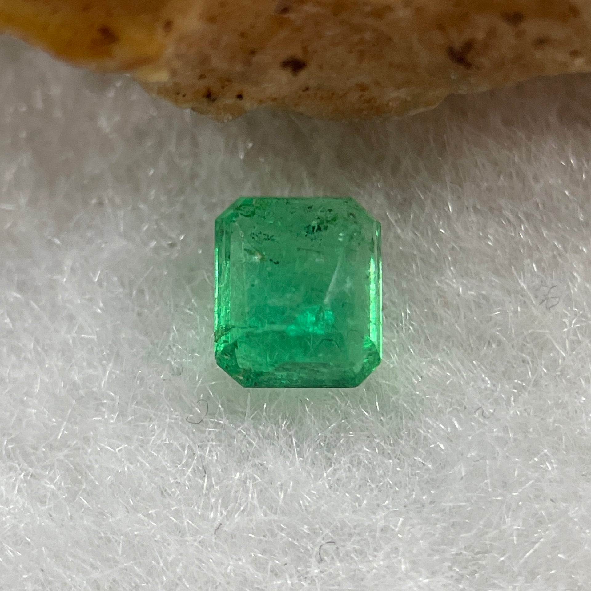 Natural Colombia Vivid Green Emerald (Beryl) Cut-Cornered Rectangular Step cut 0.43ct 5.0 by 4.0 by 2.6mm - Huangs Jadeite and Jewelry Pte Ltd