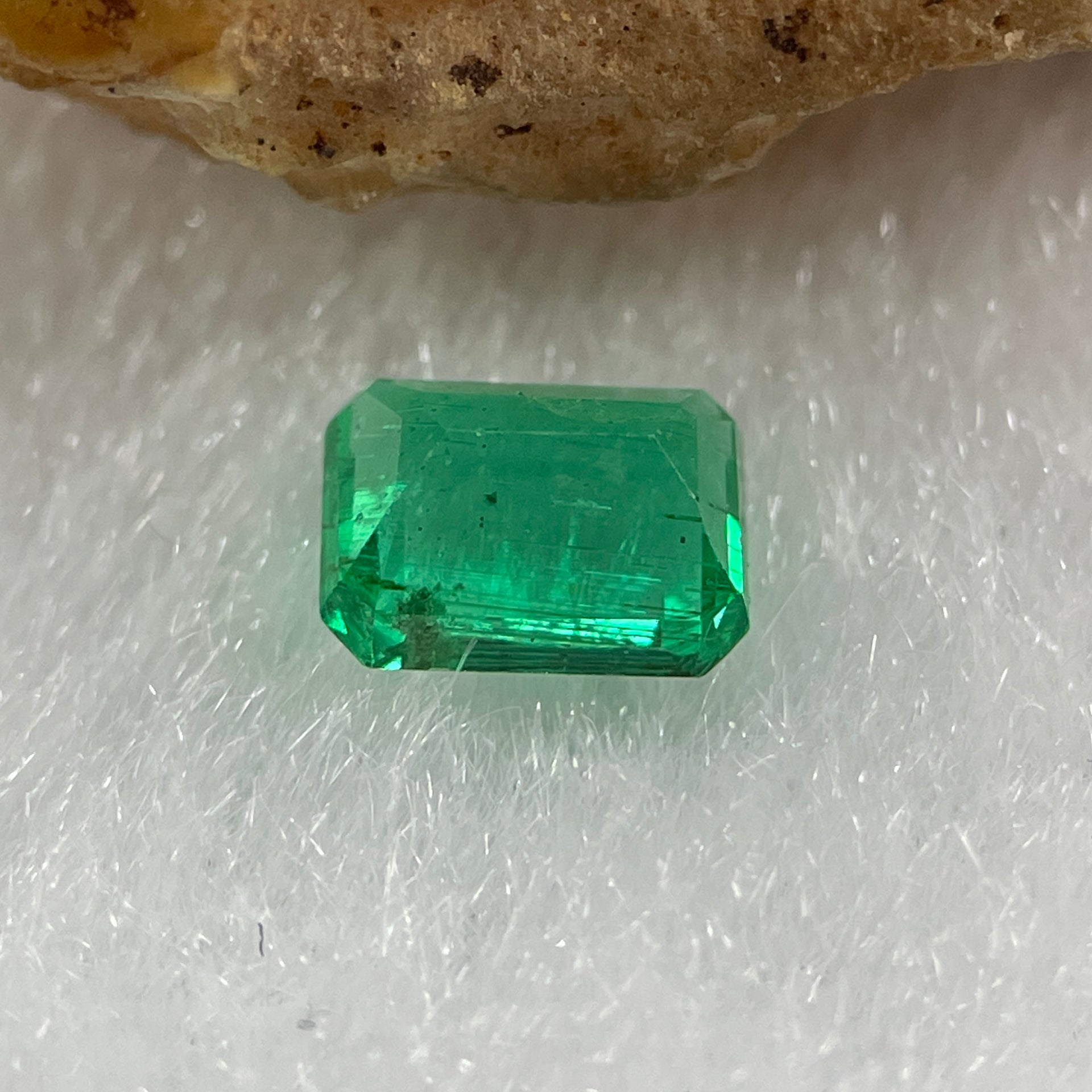 Natural Colombia Vivid Green Emerald (Beryl) Cut-Cornered Rectangular Step cut 0.48ct 5.6 by 4.2 by 2.6mm - Huangs Jadeite and Jewelry Pte Ltd