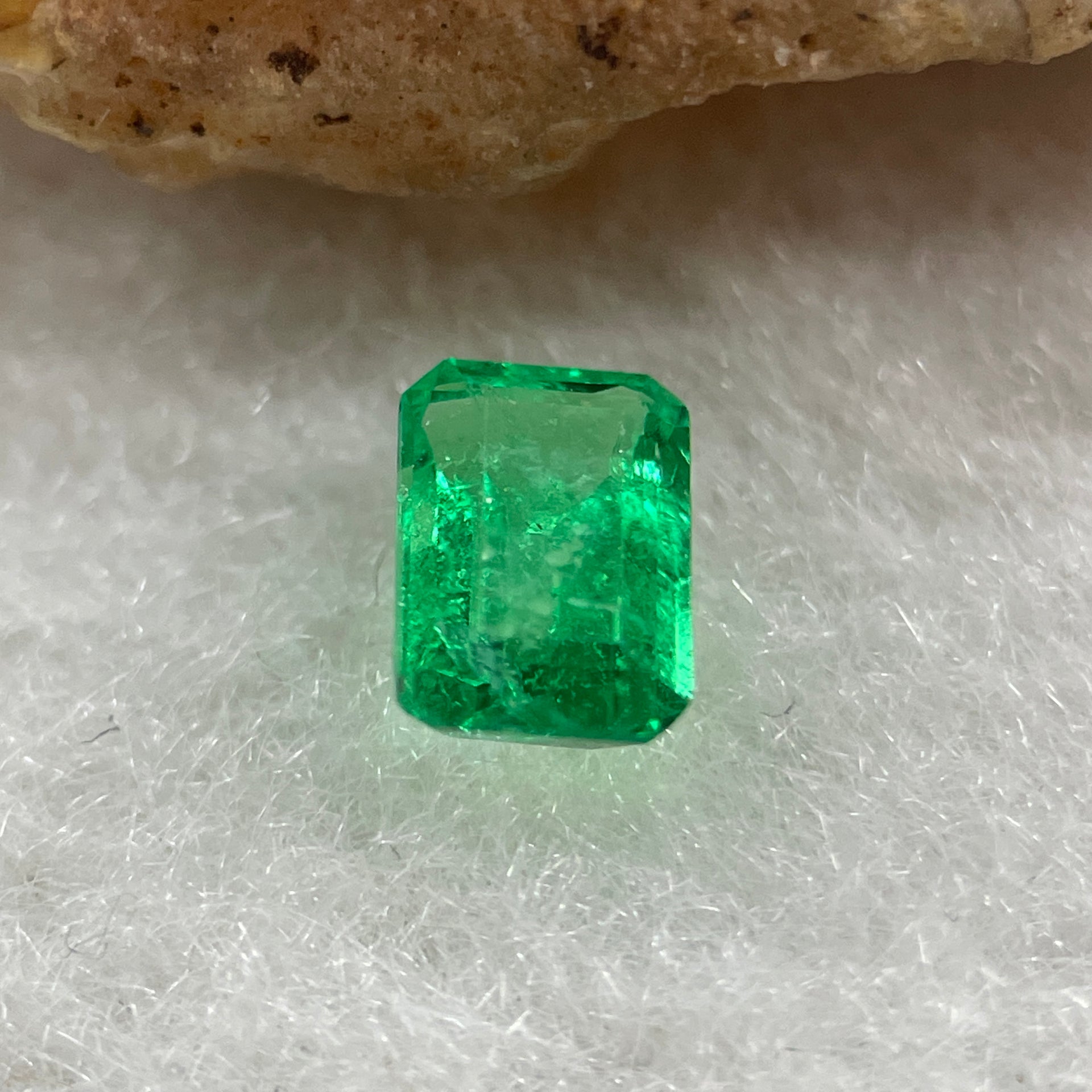 Natural Colombia Vivid Green Emerald (Beryl) Cut-Cornered Rectangular Step cut 0.44ct 5.8 by 4.0 by 2.6mm - Huangs Jadeite and Jewelry Pte Ltd