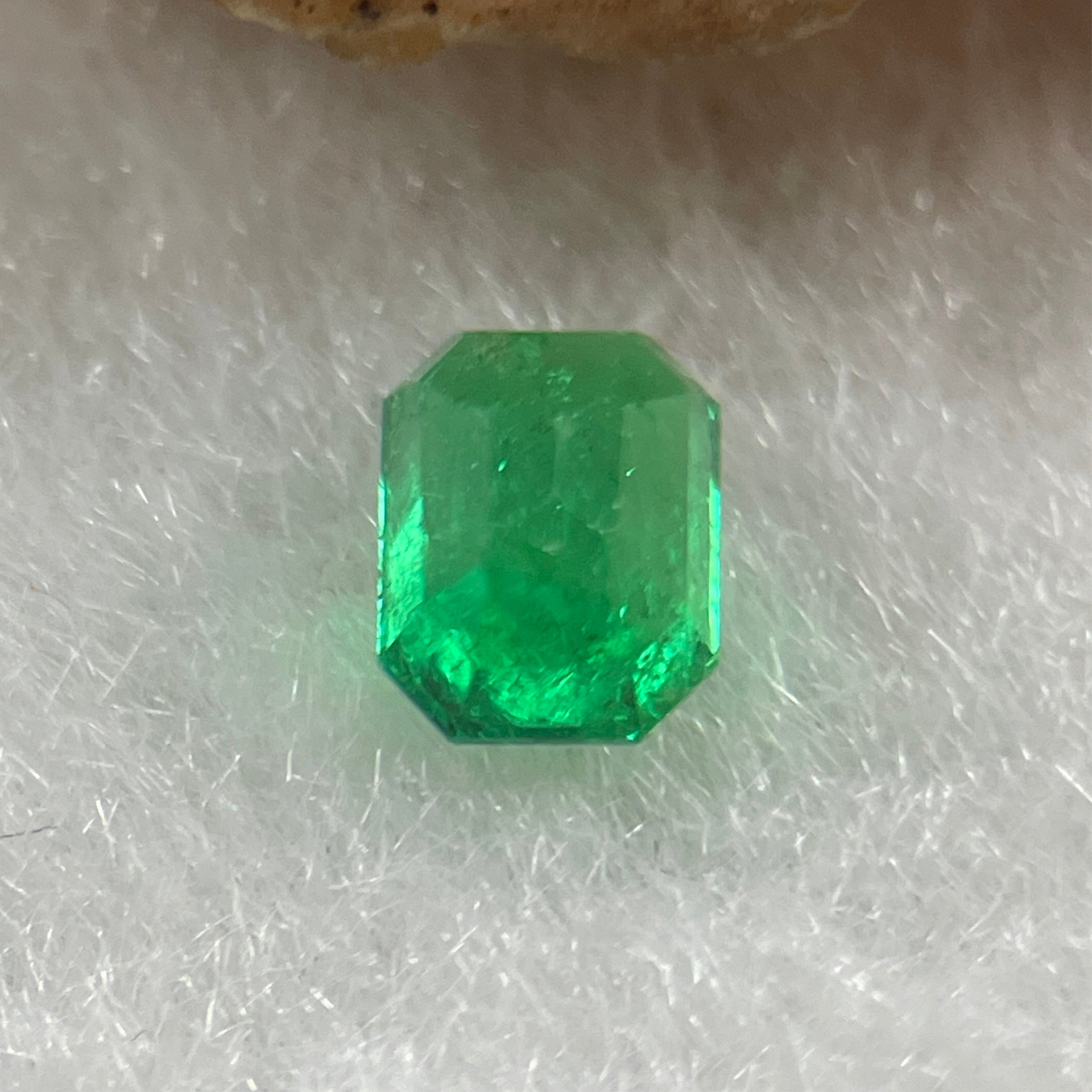 Natural Colombia Vivid Green Emerald (Beryl) Cut-Cornered Rectangular Step cut 0.47ct 4.7 by 3.7 by 3.1mm - Huangs Jadeite and Jewelry Pte Ltd