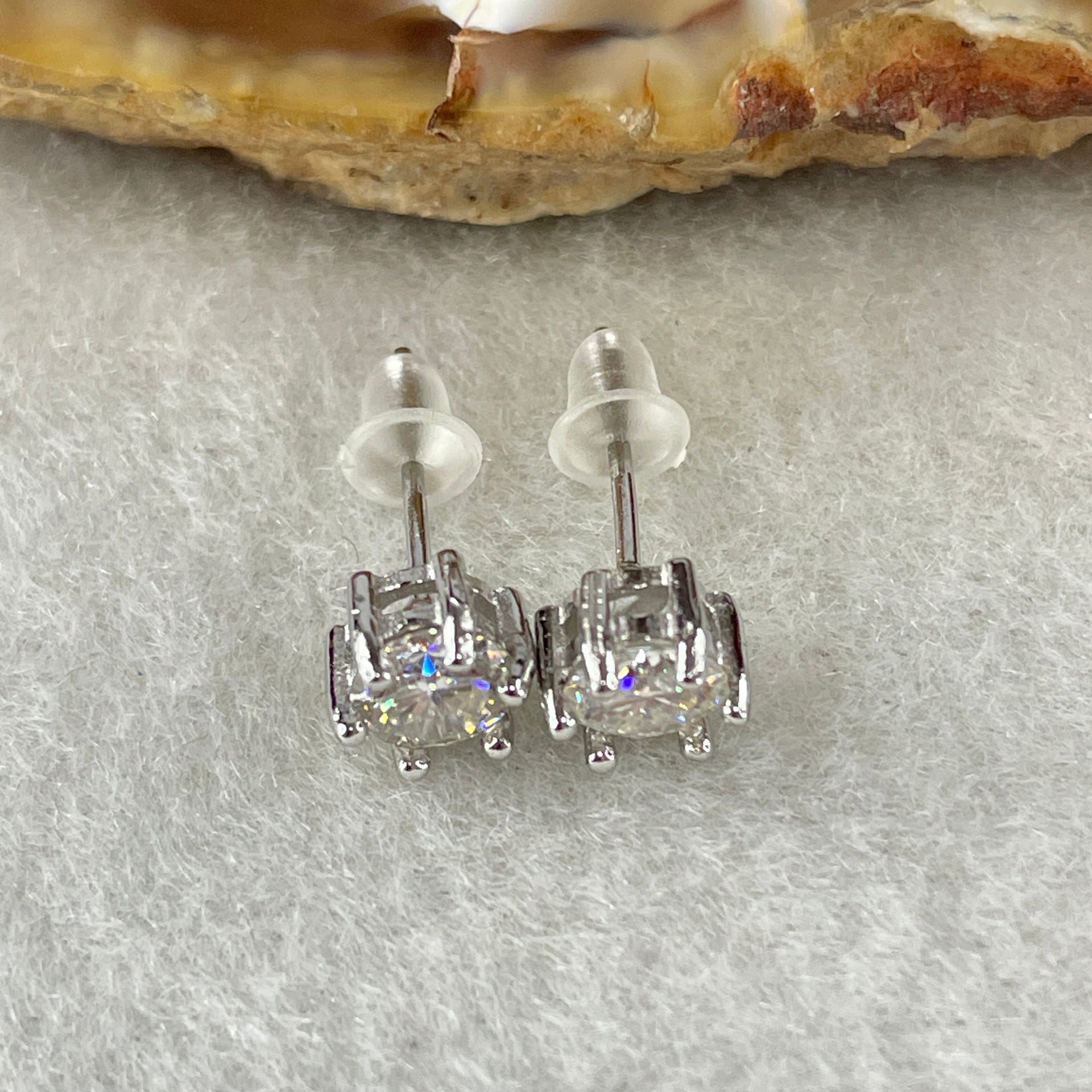 0.5 Ct Colourless Round Brilliant Diameter 5.0mm D VVS1 Excellent Cut Excellent Polish Excellent Symmetry None Florescence Moissanite in S925 Silver Earrings GRA 218444635 - Huangs Jadeite and Jewelry Pte Ltd