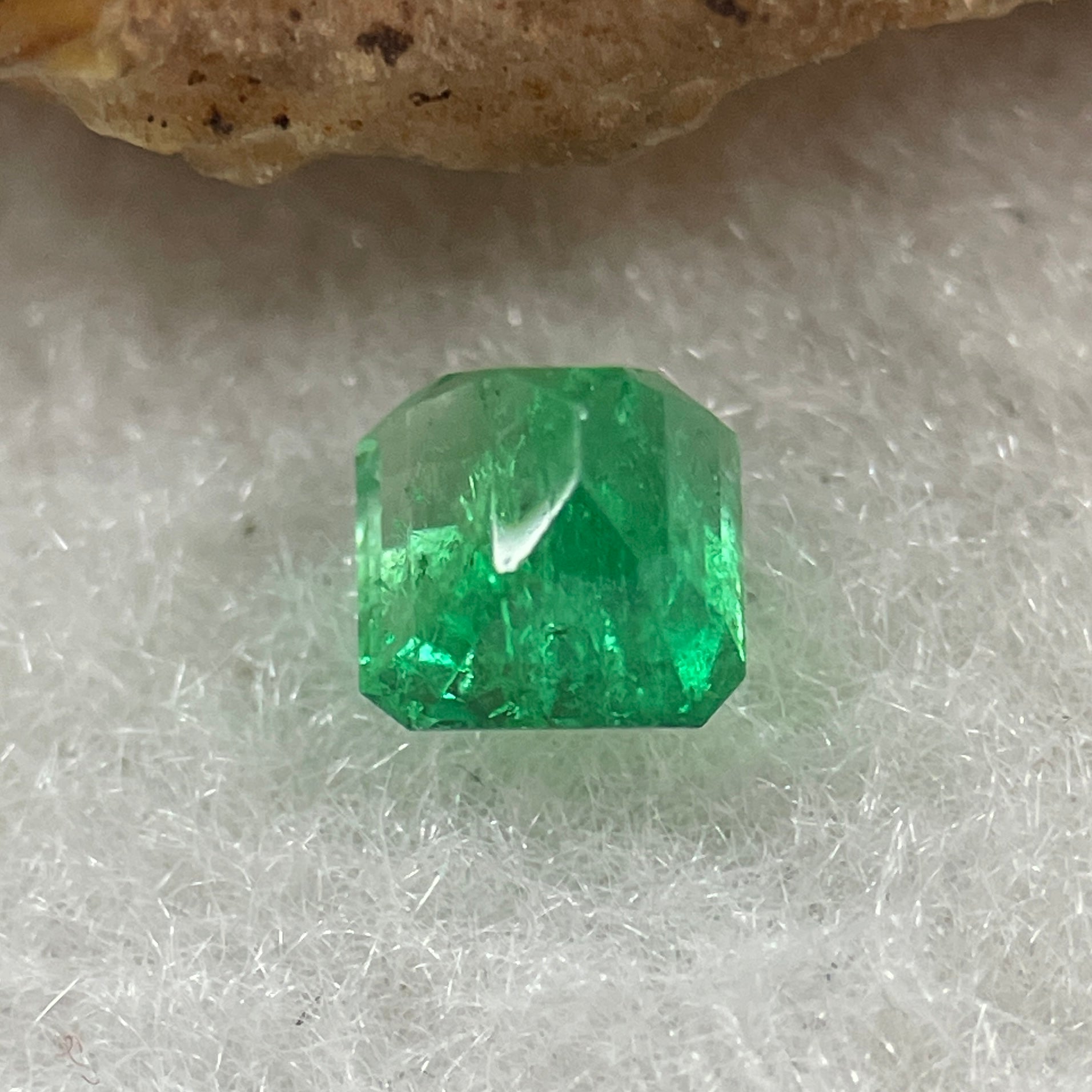Natural Colombia Vivid Green Emerald (Beryl) Cut-Cornered Square Step cut 0.49ct 4.6 by 4.4 by 3.3mm - Huangs Jadeite and Jewelry Pte Ltd