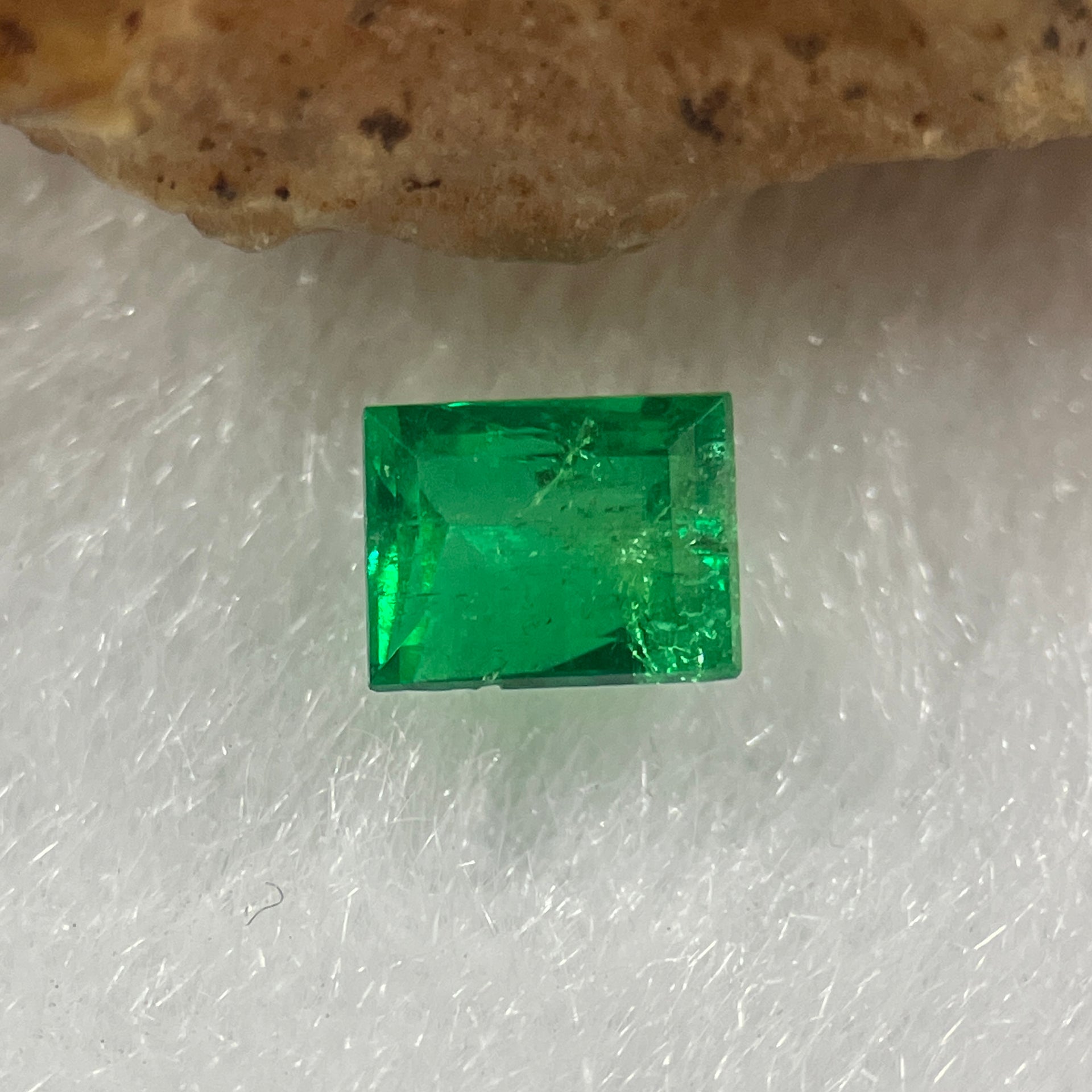 Natural Colombia Vivid Green Emerald (Beryl) Cut-Cornered Rectangular Step cut 0.37ct 4.7 by 3.4 by 2.6mm - Huangs Jadeite and Jewelry Pte Ltd