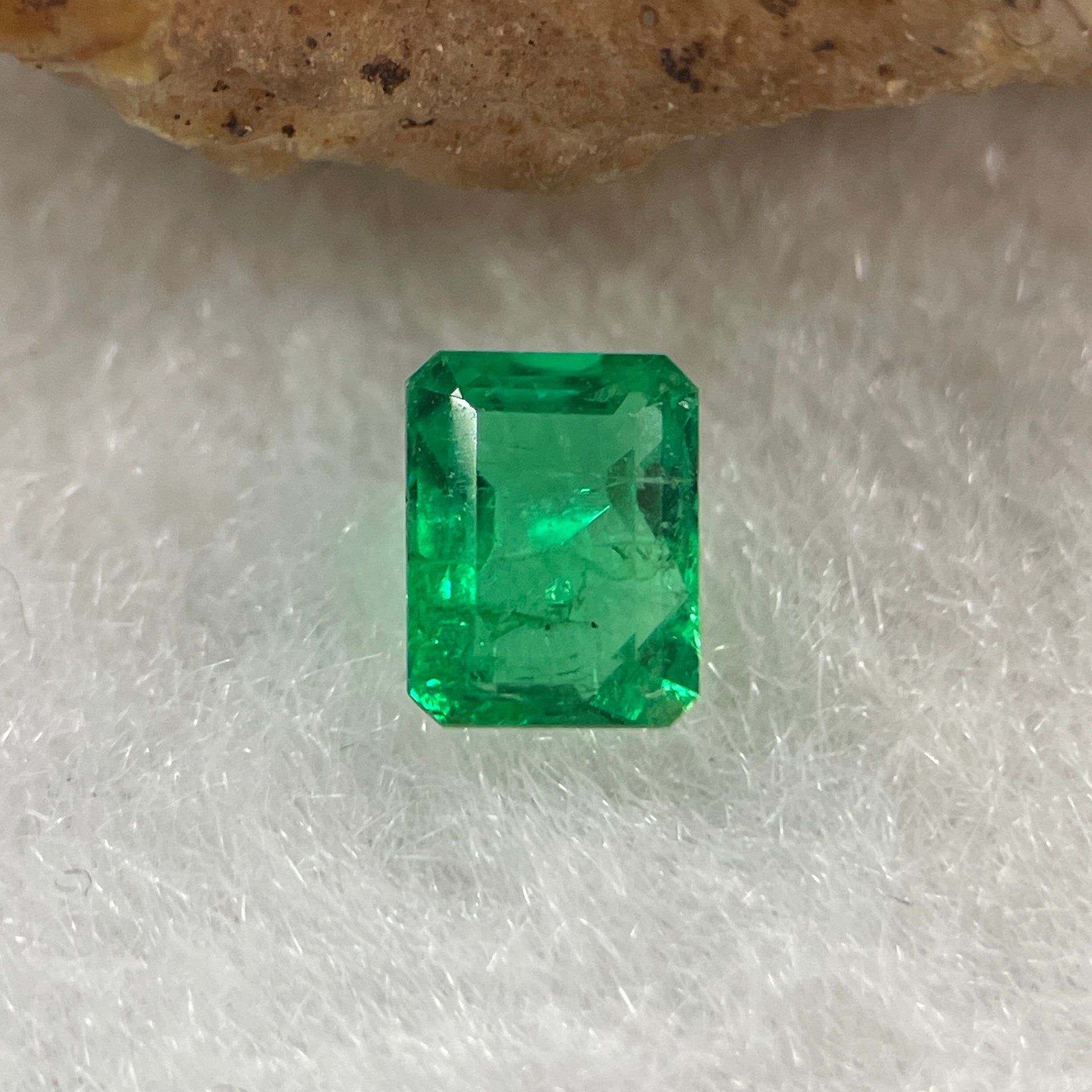 Natural Colombia Vivid Green Emerald (Beryl) Cut-Cornered Rectangle Step cut 0.42ct 5.1 by 4.1 by 2.6mm - Huangs Jadeite and Jewelry Pte Ltd
