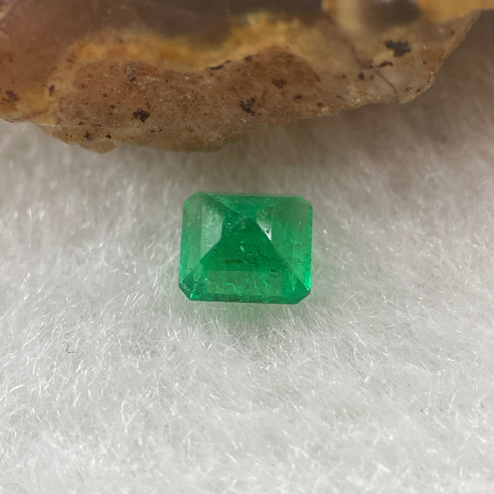 Natural Colombia Green Emerald (Beryl) Cut-Cornered Rectangular step cut 0.55ct 5.0 by 4.6 by 3.4mm - Huangs Jadeite and Jewelry Pte Ltd