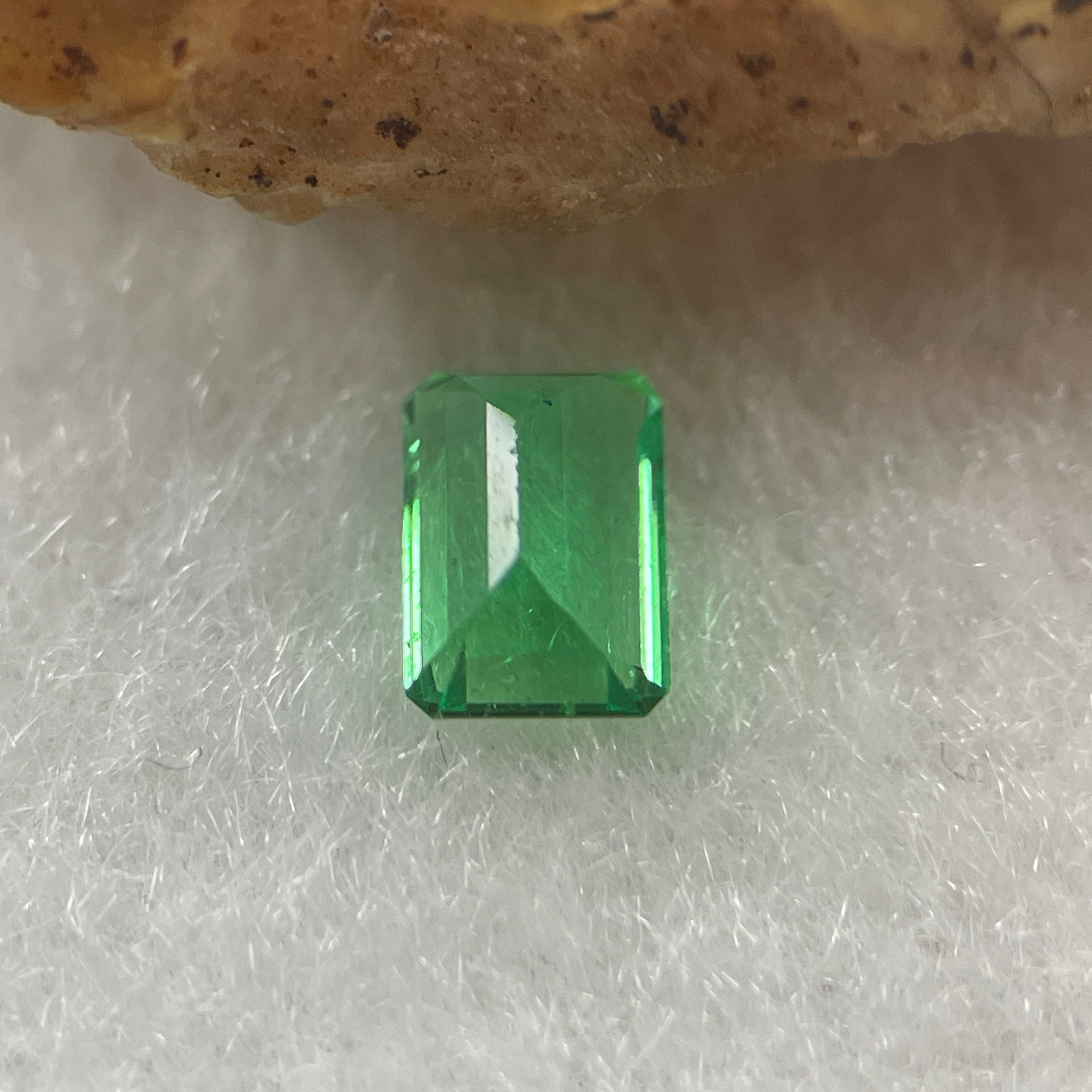 Natural Colombia Vivid Green Emerald (Beryl) Cut-Cornered Rectangular Step cut 0.49ct 5.6 by 3.9 by 3.0mm - Huangs Jadeite and Jewelry Pte Ltd