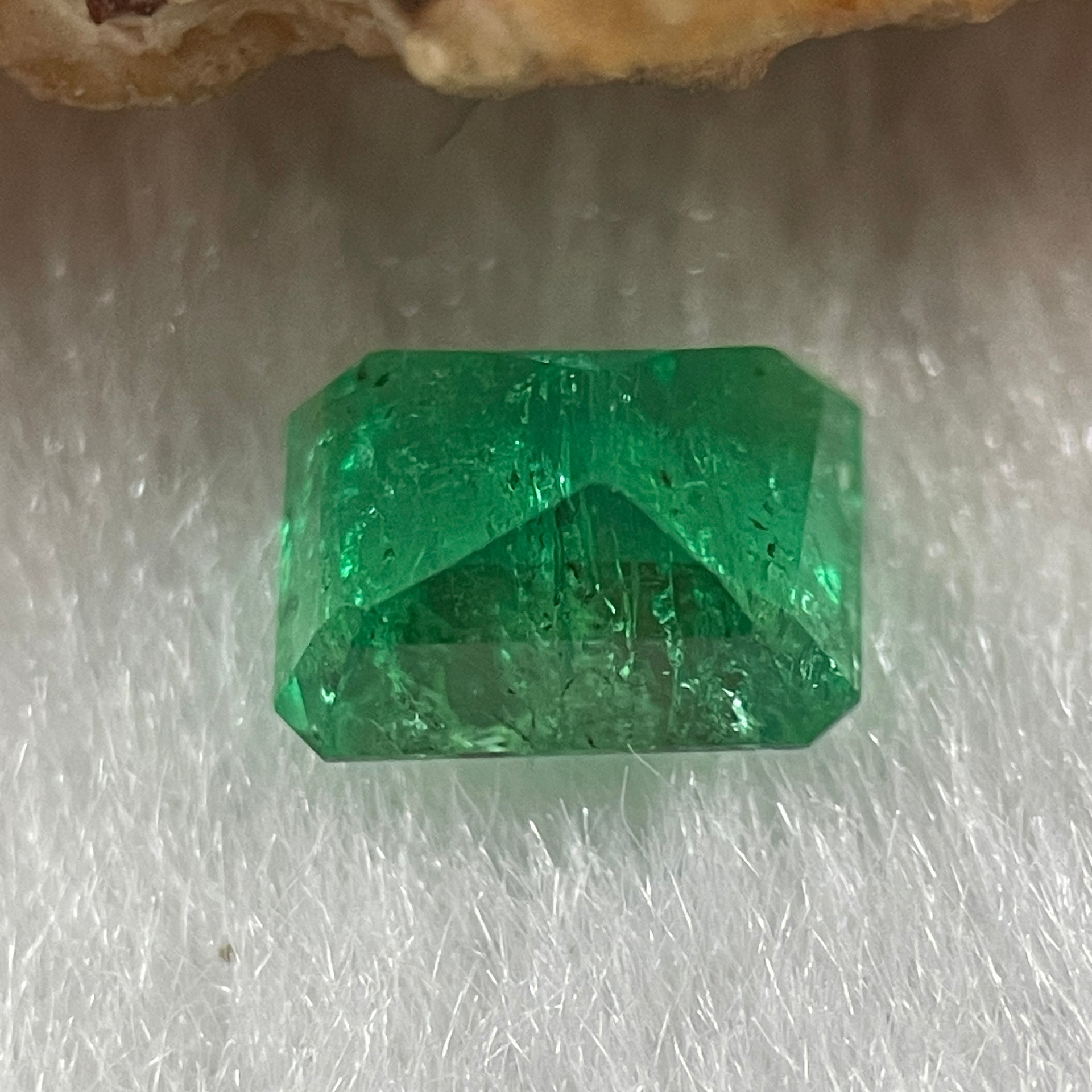 Natural Colombia Green Emerald (Beryl) Cut-Cornered Rectangular step cut 0.89ct 6.4 by 4.8 by 3.5mm - Huangs Jadeite and Jewelry Pte Ltd