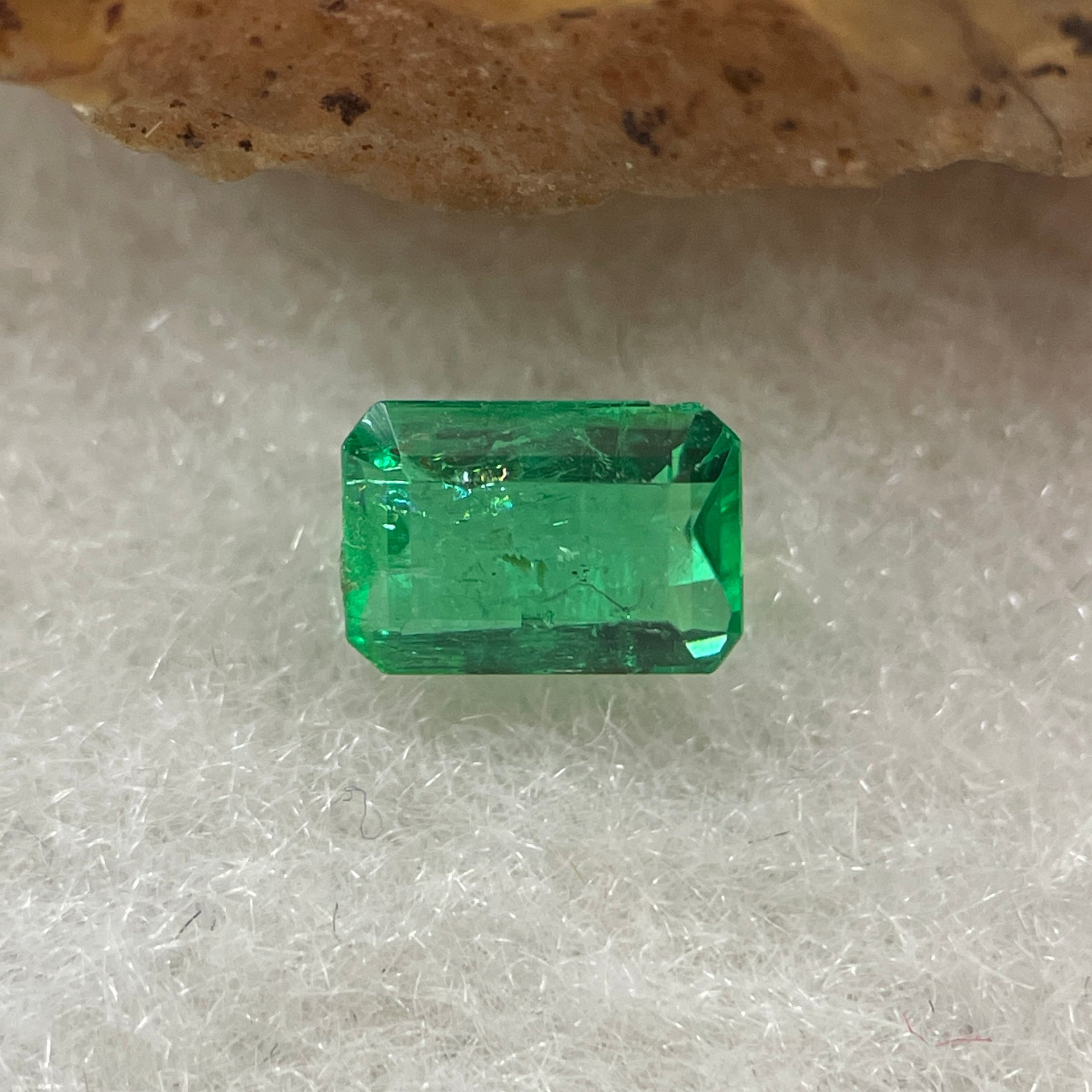 Natural Colombia Vivid Green Emerald (Beryl) Cut-Cornered Rectangular Step cut 0.44ct 5.4 by 3.9 by 2.6mm - Huangs Jadeite and Jewelry Pte Ltd